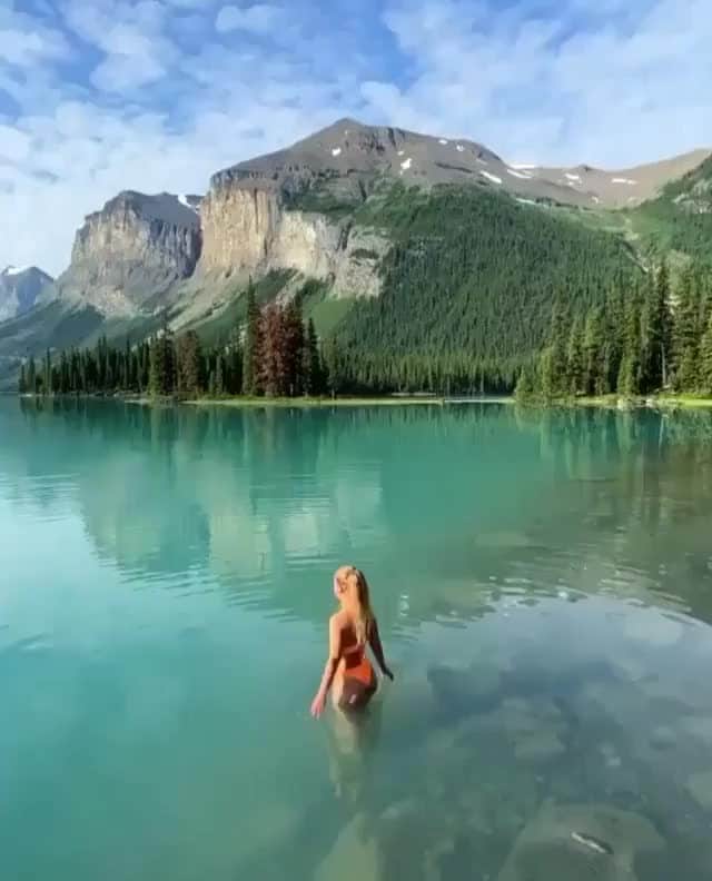 2.8 Milllon CAKESTERS!のインスタグラム：「Follow @top_luxuries and explore amazing locations and luxuries from around the world!⁠ .⁠ .⁠ The Canadian Rockies.⁠ cc: @juliiathompson」