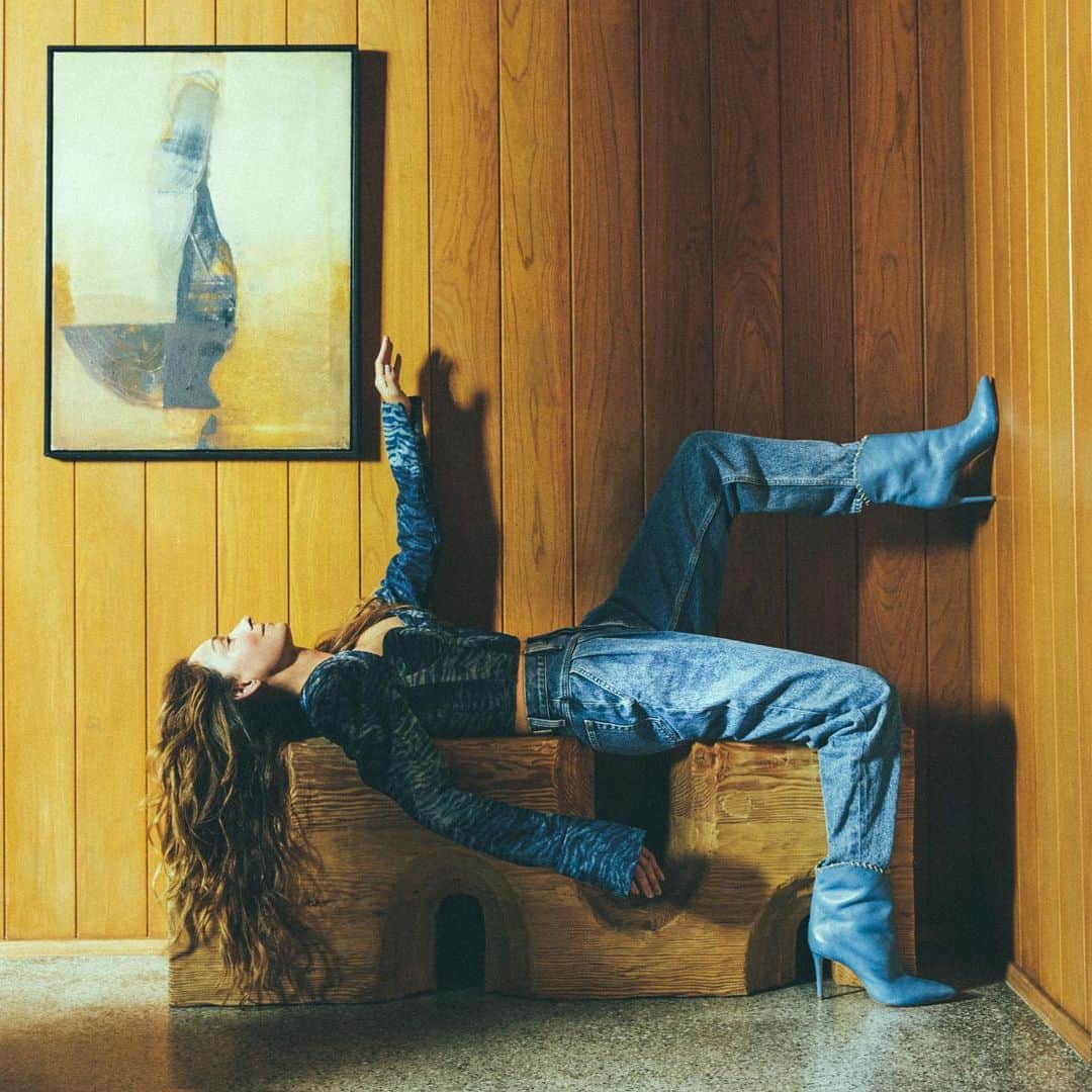 ケリーウェアスラーのインスタグラム：「ANOTHER PERSPECTIVE. XK」