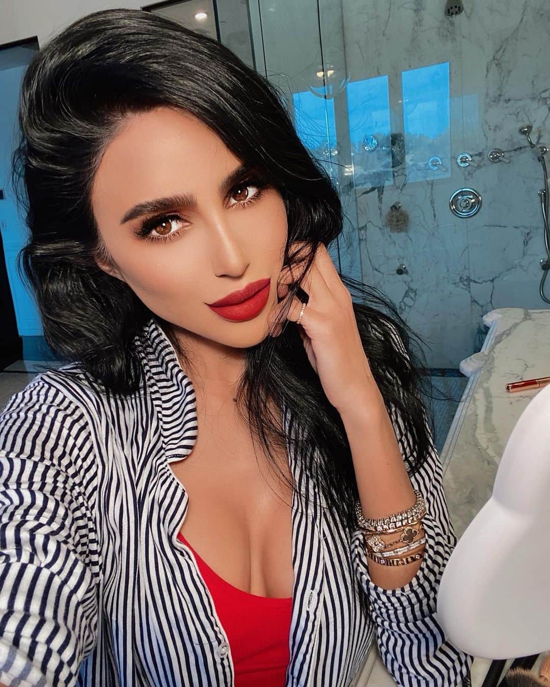 リリー・ガリーチのインスタグラム：「2021 is back to Ghalichi GLAM for me 💄Did my makeup in my pajamas with a FULL product breakdown on my stories. Expires in 24 hours ❤️ Comment a 💄 if you saw a product you loved!!」