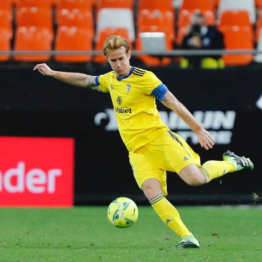アレハンドロ・フェルナンデス・イグレシアスのインスタグラム：「Otro buen punto, seguimos en la pelea, vamos Cádiz 💛💙   #Mehandichoqueelamarillo #AF8」