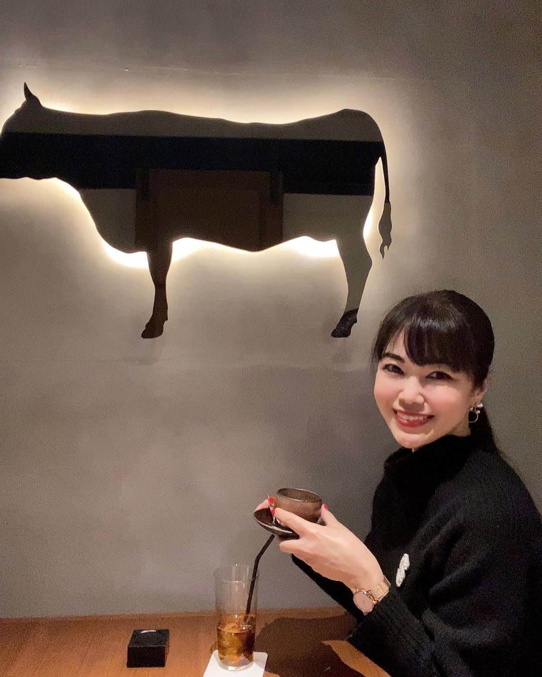 國分晴奈さんのインスタグラム写真 - (國分晴奈Instagram)「❤︎  新年初ディナーは11月にOpenしたばかりの焼肉うしごろ表参道店へ✨ @ushigoro_yakiniku   個室でのんびり極みコースを頂いてきました。  うしごろは大好きなのでちょくちょく伺うのですが、表参道限定の厳選和牛のタルタルのユッケと牛肉ヒレフォアグラトリュフのロッシーニサンドが忘れられない美味しさ♡♡♡  定番のザブトンのすき焼きもやっぱり美味しかったです(๑˃̵ᴗ˂̵)  極みコースは焼き肉のコースなのに、フレンチのような要素も入っていてお洒落だし全部美味しかった♡  新年から美味しい物を頂いたので、またお仕事頑張ります！  #焼肉うしごろ #うしごろ#うしごろ表參道 #焼肉うしごろ表参道店 #焼肉#焼き肉#肉#a5ランク #黒毛和牛a5ランク #黒毛和牛#コース料理 #表参道グルメ #表参道焼肉#表参道ディナー#グルメ#グルメ部」1月5日 8時08分 - haruna.kokubun