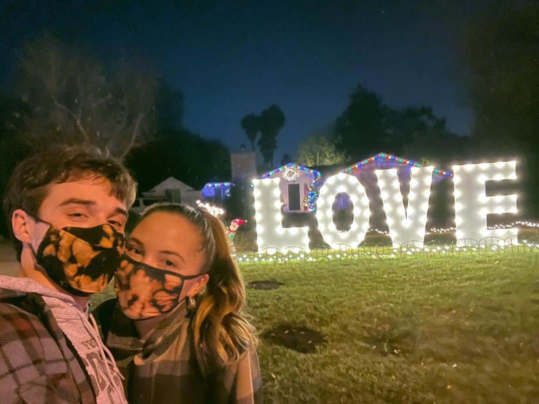 ジョーイ・ブラッグのインスタグラム：「This was right before sending a light pollution complaint to the homeowner’s association.」