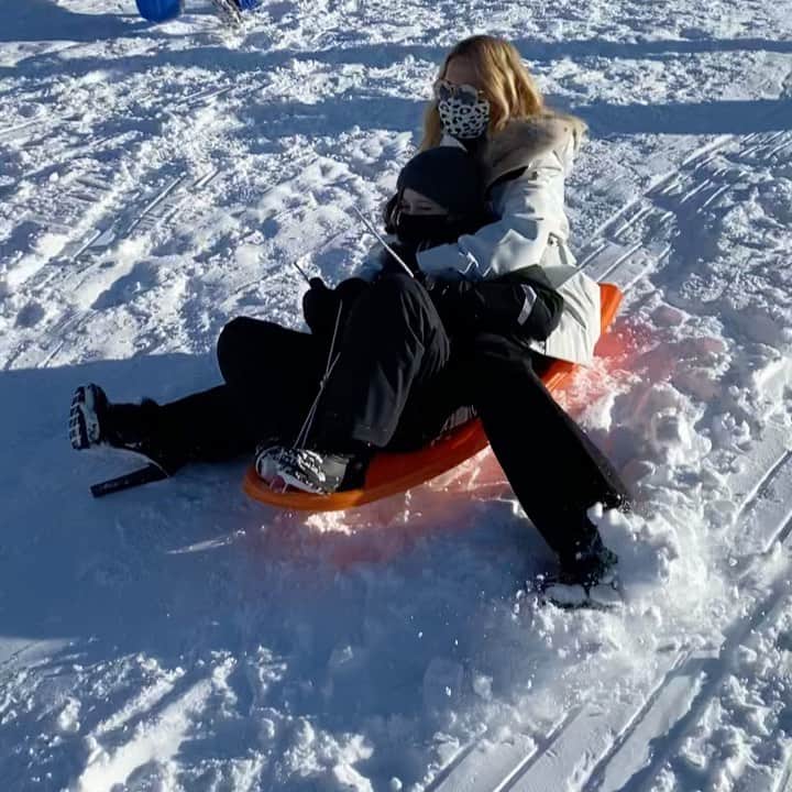 レイチェル・ゾーのインスタグラム：「My not so graceful self #Sledding in #heels into #2021 #iamwhoiam 🛷 👠 #mondaymotivation XoRZ」