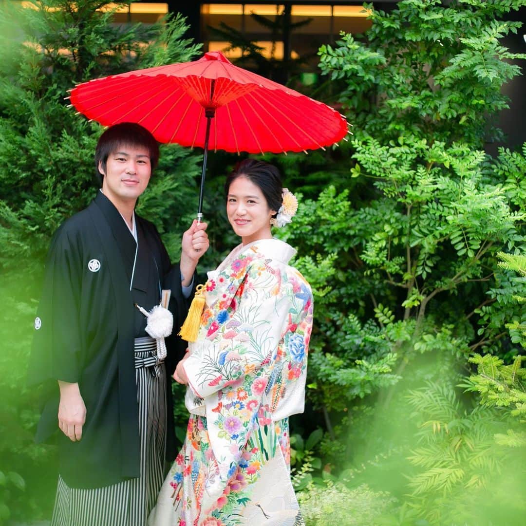 のインスタグラム：「【#スイスホテル花嫁 さまレポート】 緑を背景に晴れやかな笑顔のお二人。 [#swissotelbrides Report]  A groom and a bride with a radiant smile taken in the garden. #前撮り  #和装  #和装前撮り  #打掛花嫁  #ここからはじまりここから繋がる  #スイスホテル南海大阪  #スイスホテルウエディング  #スイスホテルロマンス  #大阪結婚式  #ホテルウエディング  #ホテル婚  #なんば  #なんば駅  #preshoot  #kimono  #swissotelnankaiosaka  #swissotelwedding  #swissotelromance  #osakawedding  #wedding  #hotelwedding  #swisshospitality  #osaka  #osakajapan」