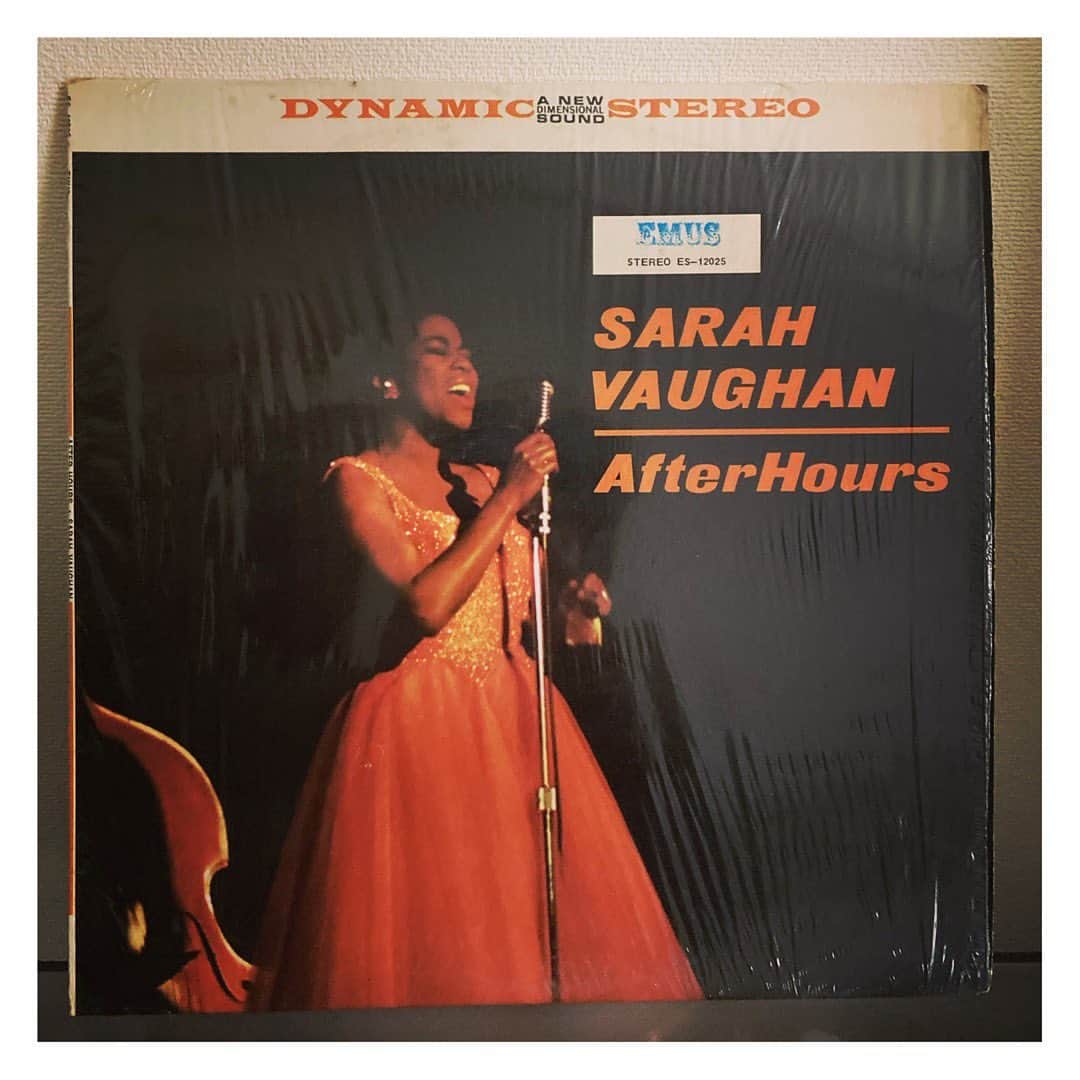 林幸治さんのインスタグラム写真 - (林幸治Instagram)「Sarah Vaughan ‎– After Hours  1961年のサラ・ヴォーンのスタジオアルバム。  Sarah Vaughan - vocal Mundell Lowe - guitar George Duvivier - bass Recorded:July 18, 1961  ギターとダブルベースに歌っていうシンプルな編成で聴かせる。  My Favorite Thingsはミュージカル「サウンドオブミュージック」の挿入歌。  ジャズのスタンダードナンバーとして知られ、コルトレーンの演奏が有名だが、歌唱ならこれでしょうか。  #vinyl#vinyljunkie #vinylcollector #1961 #sarahvaughan #usreissue #nowspinning#flashdiscranch」1月5日 8時17分 - tct_koji_hayashi