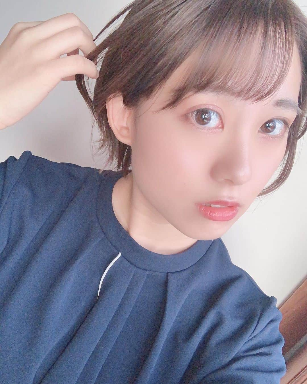 上野瑚子のインスタグラム：「髪を30センチ切ったらすーすーする。 ひし形に髪を切ると小顔効果らしい...！笑  . . . #ひし形ボブ #ひし形シルエット #ひし形ショート #ショートボブ #ショート #ショートヘア #ショートカット #ばっさりカット #ショート女子」