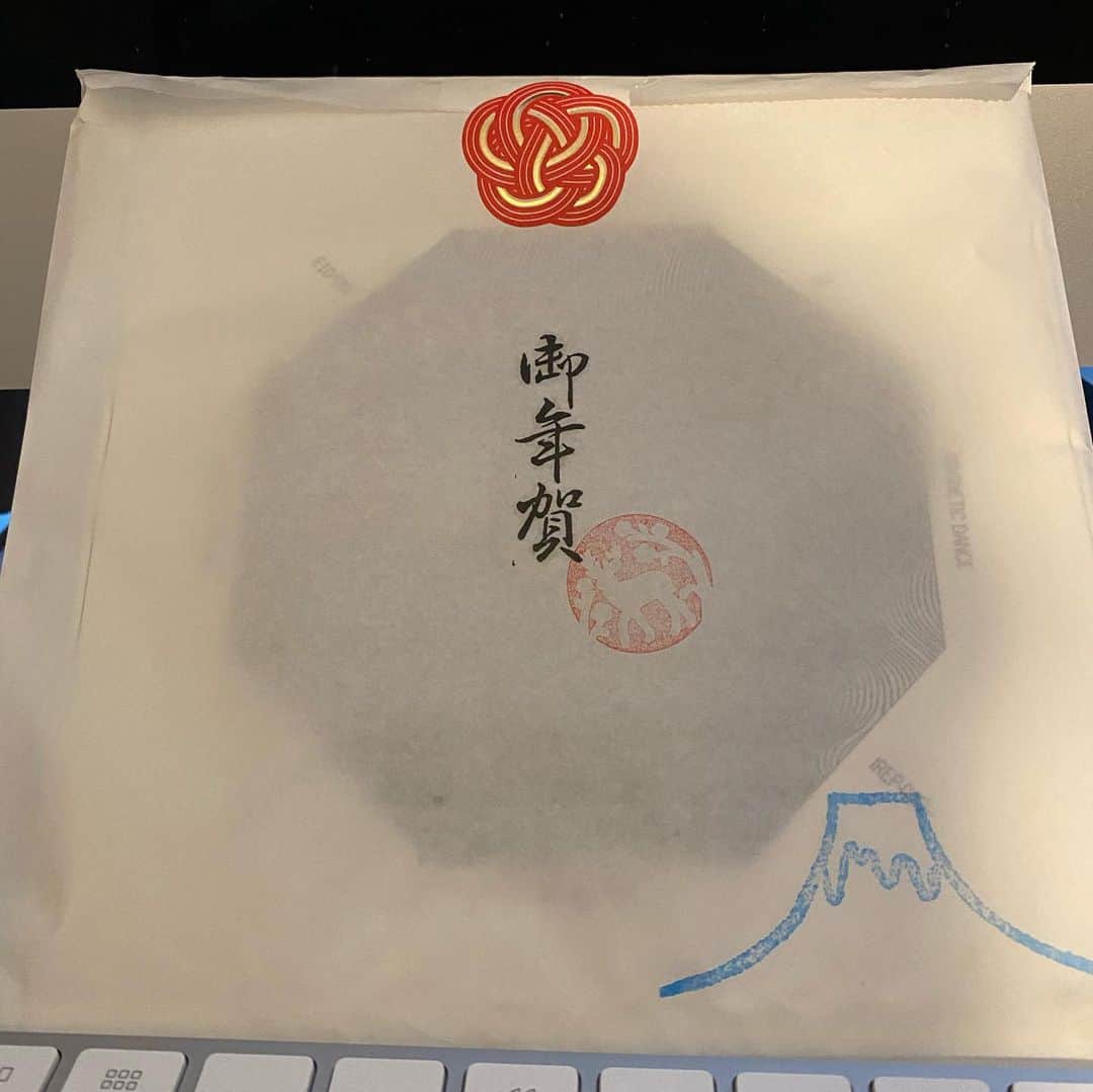 栗田善太郎のインスタグラム：「INO hidefumiさんから 素敵なお年賀が届きまして、クラクラしております。 早速今夜のCROSS FM URBAN DUSKで1曲目にクレジット！ リリースは1.16です！ @ino_hidefumi」