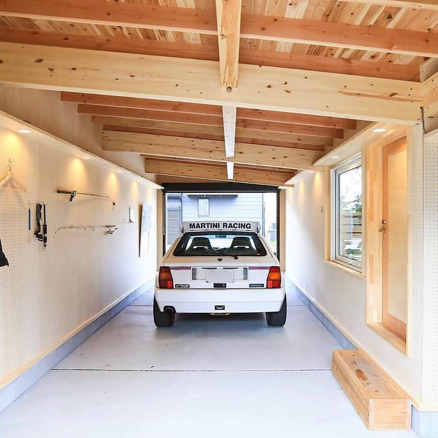 ネキストホームのインスタグラム：「間接照明がオシャレなガレージ☺️🎶 その他の施工事例は　@nexthausdesign1947 からホームページへ行ってチェックしてください😆✨・ - - - - - - - - - - - - - - - - - - - - - ・ 時を超えた、 新しいスタンダード。 #NEXTHAUSDESIGN ・ - - - - - - - - - - - - - - - - - - - - - - - - - - - - more photos → @nexthausdesign1947 - - - - - - - - - - - - - - - - - - - - - - - - - - - - ・ #ネクストハウスデザイン は心地よい#木の家 をお客様と一緒につくる#木造 の#注文住宅 を中心とした、創業1947年に創業した#宇都宮市 の#工務店 です。 ・ 大手ハウスメーカー 等が推奨する、30年ごとに建て替える家ではなく、#無垢材 やモイス などの#自然素材 を使い、そのご家族の#暮らし 方に合わせた#心地よい暮らし をご提案しています。 ・ そんな#家づくり を実際に体感できる#モデルハウス がありますので、ぜひご見学ください。 ・ あなたの理想の#マイホーム の答えが私たちの#家づくり にあります。 ・ #新築 用の#土地探し から#住宅ローン 等の資金計画まで、DMやメール、お電話等でいつでもご相談ください。 ・ #マイホーム計画 中の方は、HPより資料請求して頂ければ、コンセプトブック等をお届けいたします。 ・ ↓のプロフィール欄からHPに移動できます。 ・ - - - - - - - - - - - - - - - - - - - - - @nexthausdesign1947 - - - - - - - - - - - - - - - - - - - - - ・ ・ 施工対応エリア ・ #栃木県 全域 #宇都宮市 #さくら市 #真岡市 #下野市 #日光市 など ・ 車で1時間以内の範囲を主に施工エリアとしていますが、それ以外の地域の方もお気軽にご相談ください。 - - - - - - - - - - - - - - - - - - - - - このインスタの管理人は世界を変える住宅屋 @mizonobe です。 家づくりに関することも、そうで無いことも ご相談お待ちしてます！」