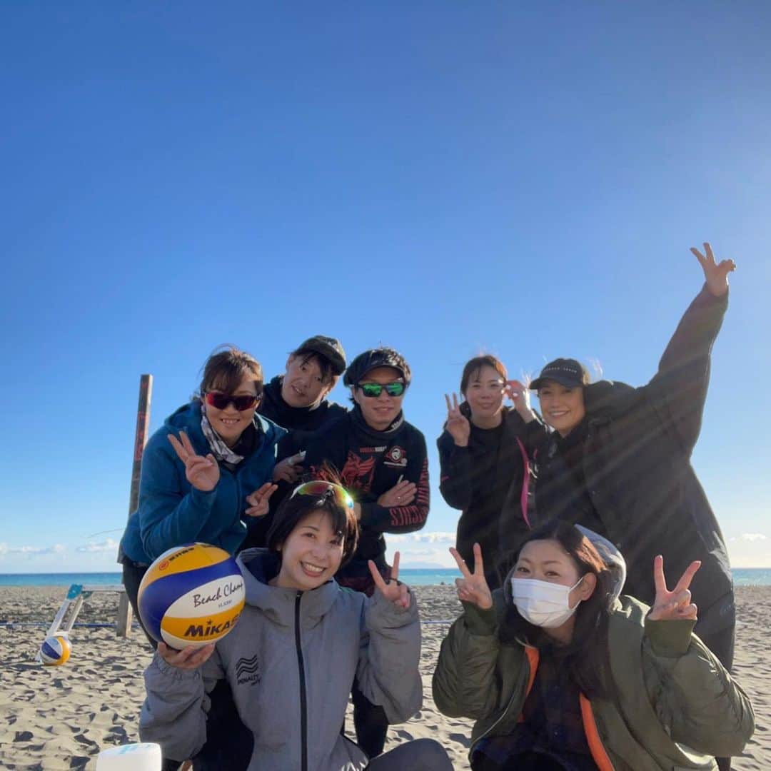 浅岡遥太のインスタグラム：「今年も元旦からビーチバレー❣️ なんか毎年元旦晴れてる☀️ あと海は陽が出てればあったかい❗️ そしてビーチバレーは楽しい。 新たな出会いもあり、楽しかったです。  ありがとう平塚。 あとサンバイザーやりやすい。 美樹宜しく。笑  合言葉はスト缶行こうでした。  #東京スリジエ﻿ #tokyocerisier #千代田区地域密着型バレーボールチーム #神田﻿ #tokyo #バレーボール﻿ #千代田区﻿ #chiyoda #地域密着型﻿ #地域密着 #volleyball﻿ #beachvolleyball #dalponte﻿ #とまり木整骨院﻿ #ティーエルサービス #神田和食そらみち﻿ #神田丸屋　 #武蔵家酒店 #大塚製薬 #tomatsubmw #ママネーナの学校 #colancolan #さんくーる #TSM #神田福はら #ZAMST　 #ZAMSTチャレンジャー」
