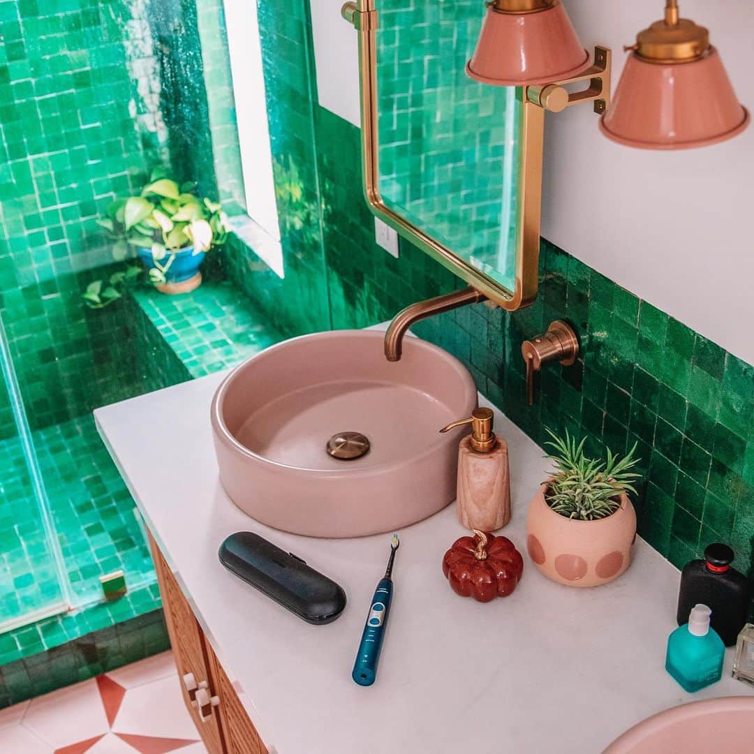 Philips Sonicareさんのインスタグラム写真 - (Philips SonicareInstagram)「@jeffmindell’s bathroom décor – enough said ✨ The Philips Sonicare toothbrush is the cherry on top. Show us how your #PhilipsSonicare fits into your bathroom, and tag us for a chance to be featured on our page!」1月5日 8時43分 - philipssonicare