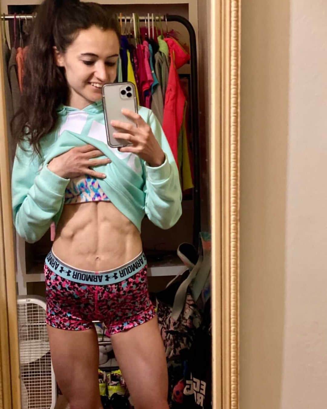 The Running Clubさんのインスタグラム写真 - (The Running ClubInstagram)「Showing off the shreds and ready for my run 💪🏻🔥😅Follow @fitnessqueenohio for motivation and inspiration 😍👑」1月5日 8時46分 - the.runningclub