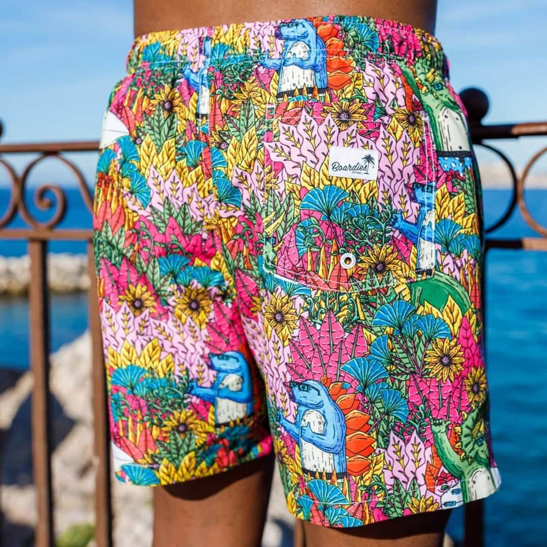 MULGAさんのインスタグラム写真 - (MULGAInstagram)「Did some summer dino design vibes for this year's sweet collabs with @boardiesapparel 🩳🏝️🦖⁣ ⁣ They're available from my webshop in adults and kids sizes 👌😎⁣ ⁣ #mulgatheartist #boardshorts #dinosaur #dinosaurart #boardiesapparel #mulgaxboardiesapparel」1月5日 8時57分 - mulgatheartist