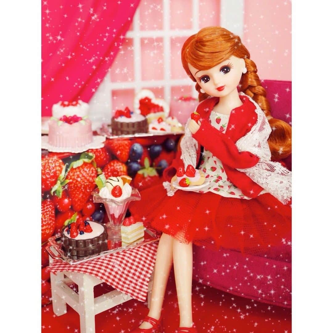 リカちゃんさんのインスタグラム写真 - (リカちゃんInstagram)「Today is #StrawberryDay, so let's enjoy it by eating #strawberrysweets at home ♪ ケーキやタルトに、リカのだーいすきな #いちご をたくさん乗せちゃった☆ キュートな #いちごスイーツ の #ビュッフェ をおうちでも楽しみましょ♪  #いちごの日 #今日は何の日 #リカちゃん #fashion #ootd #hairstyle #licca #liccadoll #japanesedoll #japan #girl #instadaily #instagood #instagramjapan #instagram」1月5日 8時50分 - bonjour_licca