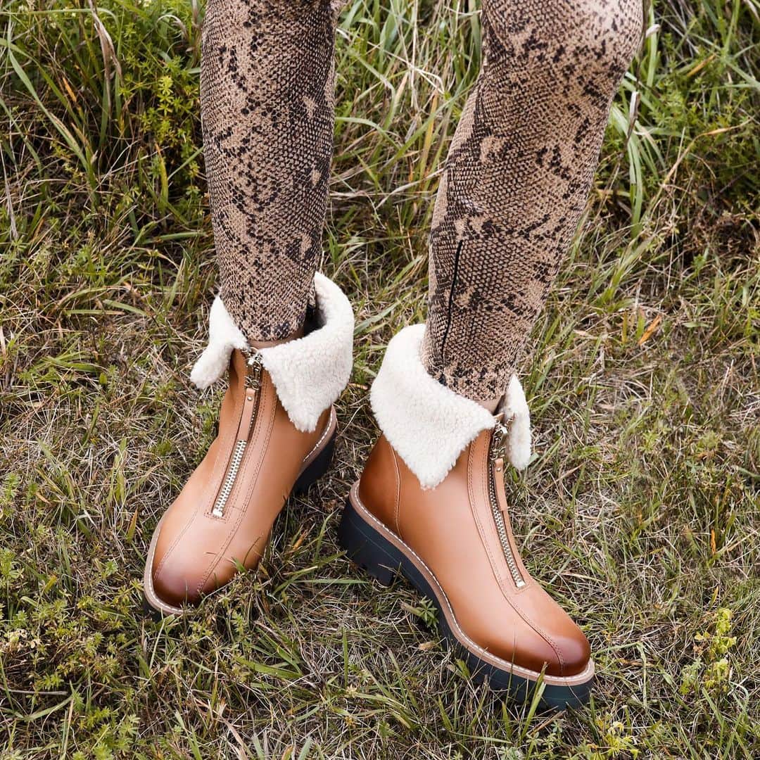 サムエデルマンのインスタグラム：「Cold weather ready in the JACQUIE 2.   See our story for a style spotlight on this fur-lined lug sole boot.  #SamEdelman #FW2020」