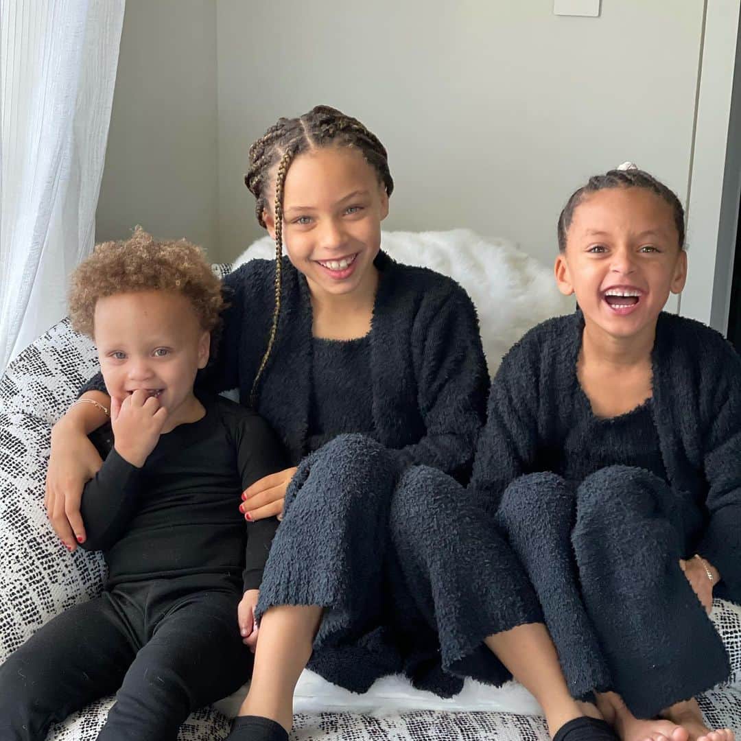 エイヨシャ・カレーのインスタグラム：「Mommy and Daddy’s favorite people in the whole wide world 😍 8,5,2. Time is moving so fast! @stephencurry30 and I look at each other everyday and can’t believe we get to be their parents. Such a blessing.」