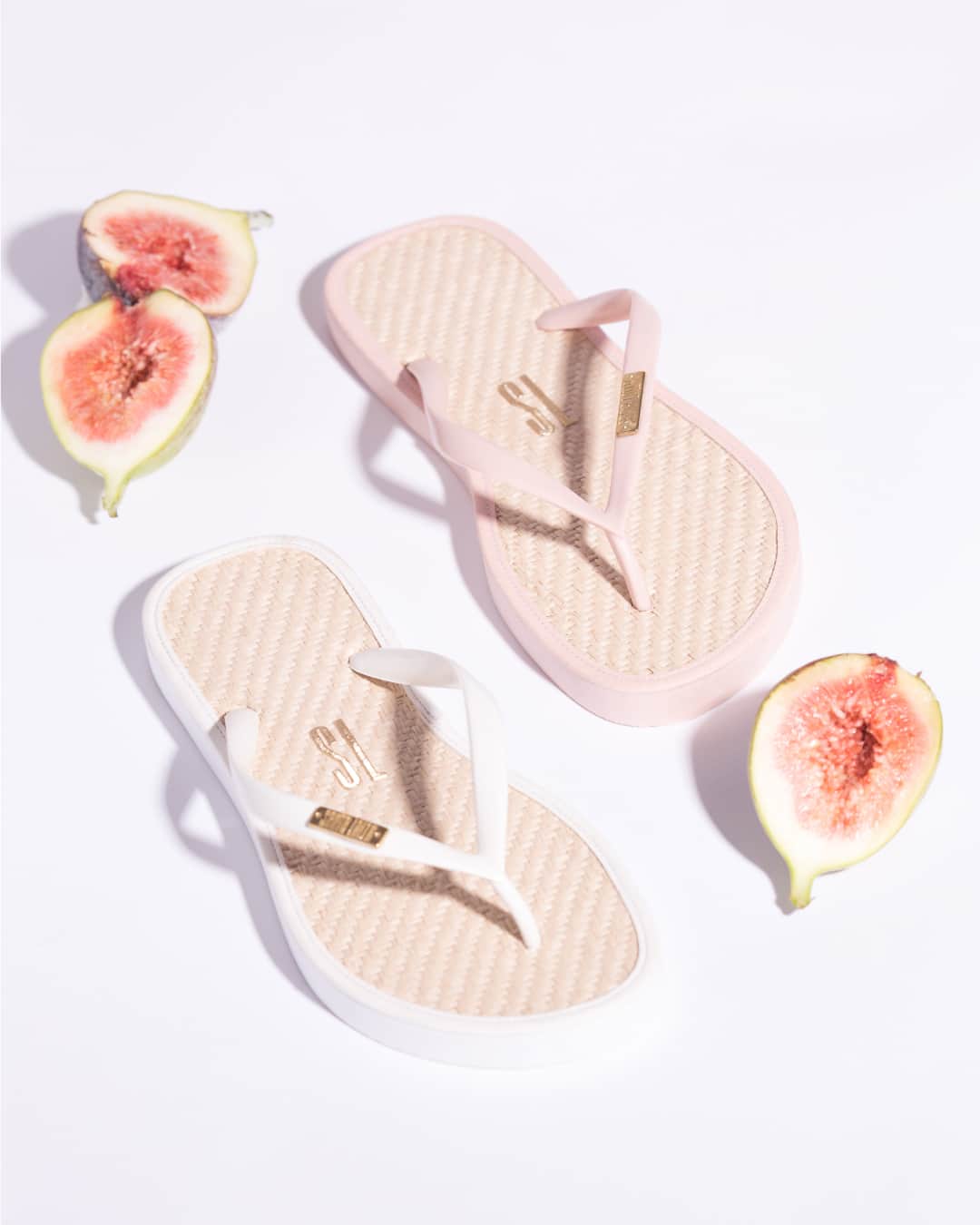 Santa Lollaのインスタグラム：「Pés no chão, mas com estilo de sobra! Quem se identifica com essa frase vai amar esses flip flops, que ganharam novos acabamentos e materiais como o solado em palha. [ R$69,90 cada ] #santalollaverao21 #goodvibes #flipflop #straw」