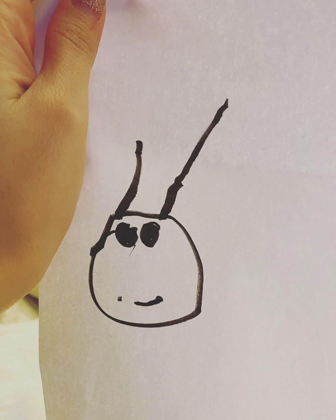 のインスタグラム：「うちの天才杏梨画伯による "アルくん"です。 アル描いてって言ったらこんな感じに。 杏梨にはこう見えてるのかな🤣（笑） 可愛すぎて待ち受け。（笑） 目と口が描けるようになったところに 成長を感じるおばさんでした🥰（笑）」