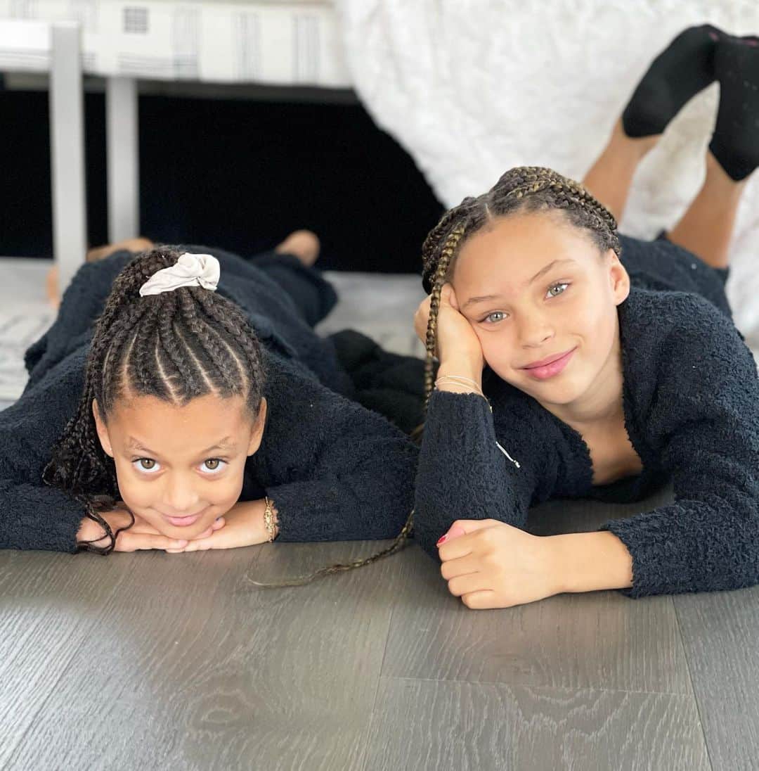 エイヨシャ・カレーのインスタグラム：「My girls. 🖤」