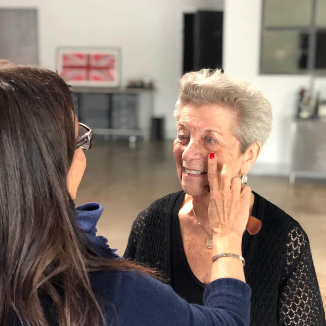 ボビー・ブラウンのインスタグラム：「This is 90! Wish my Aunt Alice an awesome happy birthday. Who else do you know that doesn’t take any medications , never colored her hair or had a blow out, cleanses a few times a year and is a brilliant and warm and loving and stubborn beautiful human. Google her and you’ll see her @yahoo tv series ask Aunt Alice. She has a Twitter and a best friend who’s kinda her boyfriend. She is truly the most grounded person I know. And she is so upbeat and loving. 3 kids,tons of grandchildren and a few great greats. She was blessed to be married to her soul mate of 60 years and has elegantly moved into her new home with grace. Can you tell she inspires me and was the catalyst for encouraging me to move on from  my last job. Love you so xxx can’t believe I can’t be there to celebrate. I’ll be there as soon as I can.  kisses and toffee squares」