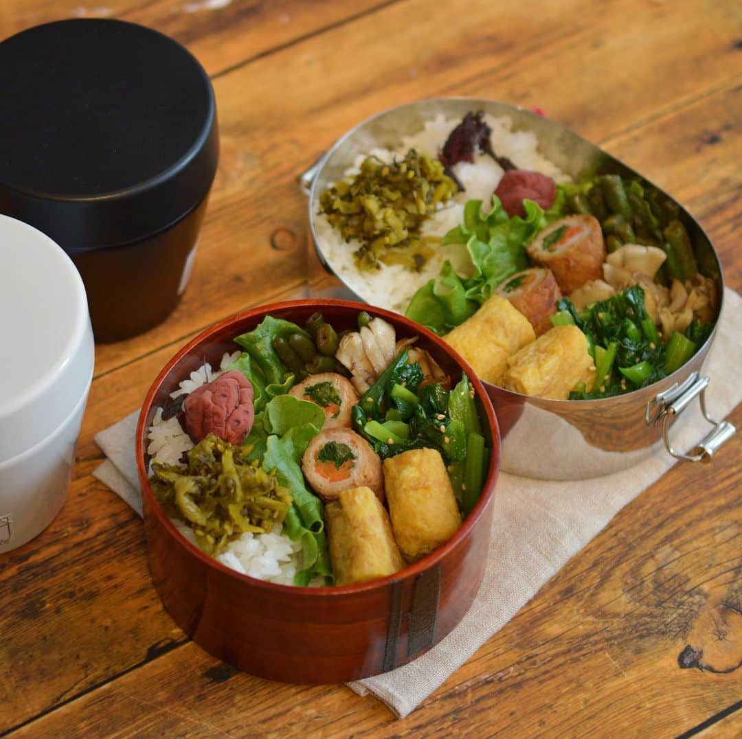 yukiyoのインスタグラム：「2020.1.5* ・ 今日のお弁当 ・ ごま高菜、梅干しごはん 甘い玉子焼き 肉巻きとインゲン炒め 舞茸炒め 小松菜ナムル ・ お湯を入れるお味噌汁 ・ ・ お正月休み明けはノープラン弁当 3,4日いわき湯本の温泉に行っておりまして 準備が遅れました。 ・ それにしても全く映えん。 ・ ・ あ。 遅くなりましたがみなさん今年も宜しくお願いします。 ・ ・ #久しぶりに出社したらデスクの足元ヒーターがうんともすんとも動かない #寒い #会社ビルのガラス戸も何故か粉々に割れていた #何があった ・ #お弁当 #obento #bento #lunch #lunchbox #onthetable #japanesefood #暮らし #曲げわっぱ #lin_stagrammer #ロカリ #おうちごはんLover #マカロニメイト #IGersJP」