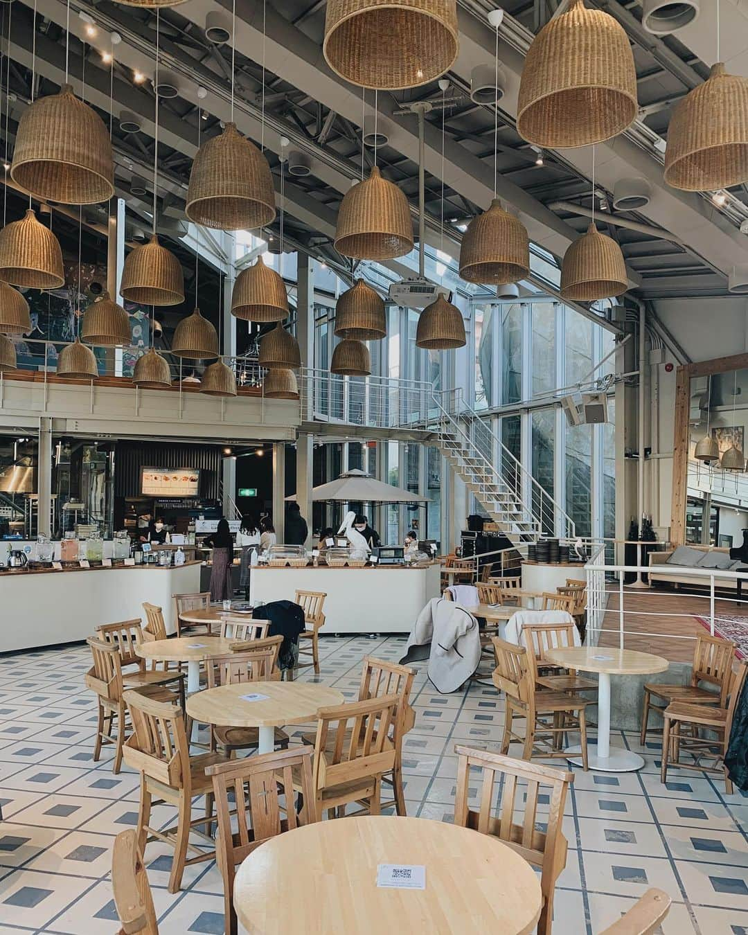 九里聖莉奈さんのインスタグラム写真 - (九里聖莉奈Instagram)「.﻿ ﻿ Fancy interior with high ceilings.﻿ ﻿ #kuriseri ﻿#cafe #photooftheday #toothtooth」1月5日 9時12分 - serinakuri