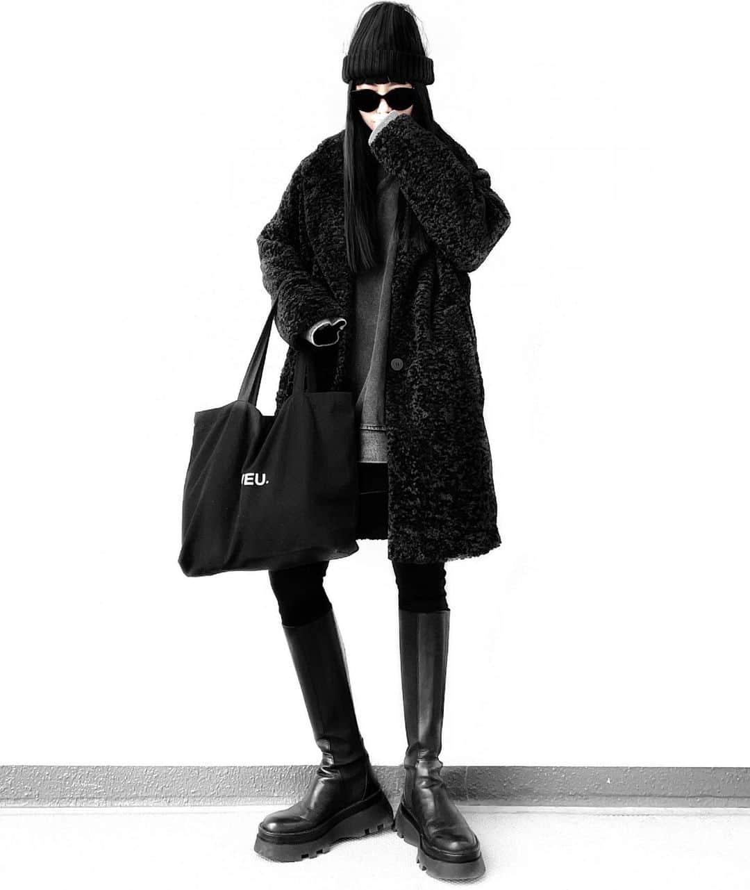 lve_xxxxのインスタグラム：「.﻿ .﻿ どーしよ。﻿ 2021も引き続き暑いんだが…←﻿ ﻿ まったく見えてないのですが﻿ 中に着てるTOPS﻿ ﻿ @lveu.official ﻿ Over vintage sweat﻿ ﻿ 本日再入荷です(20:00〜)🛒﻿ 再入荷リクエストズバ抜けて﻿ 頂いていると運営から聞き嬉しいです😭﻿ ﻿ 個人的にお気に入りで﻿ めっちゃ着てるので🙌笑笑﻿ ﻿ ﻿ ｺｰﾃﾞｱｲﾃﾑ詳細は﻿ WEARをご覧くださいませ。﻿ ﻿ WEAR ： lvexxxx ﻿ 💻 https://wear.jp/sp/lvexxxx/﻿ ﻿ －－－－－－－－－－－－－－－－－－﻿ ﻿ 📢ｺﾒﾝﾄ頂ける際は、﻿ 最新投稿にお願い致します。﻿ ﻿ 過去投稿に頂いた際、気がつかない事もあり﻿ お返事致しかねる場合が御座います🙇‍♀ ️﻿ ﻿」