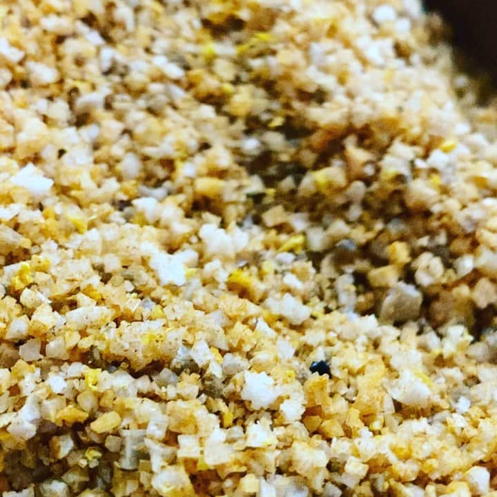 ケリスのインスタグラム：「Meyer 🍋 Lemon turmeric smoked sea salt . Amazing on salads and fish , chicken , tuna or chicken salad , potatoes and veggies ! Bountyandfull.com treat yourself well . It's the top of the year and many of us have health and weight goals that as time progresses get challenging of we're honest . It doesn't have to be so hard . If it's delicious why not ?」