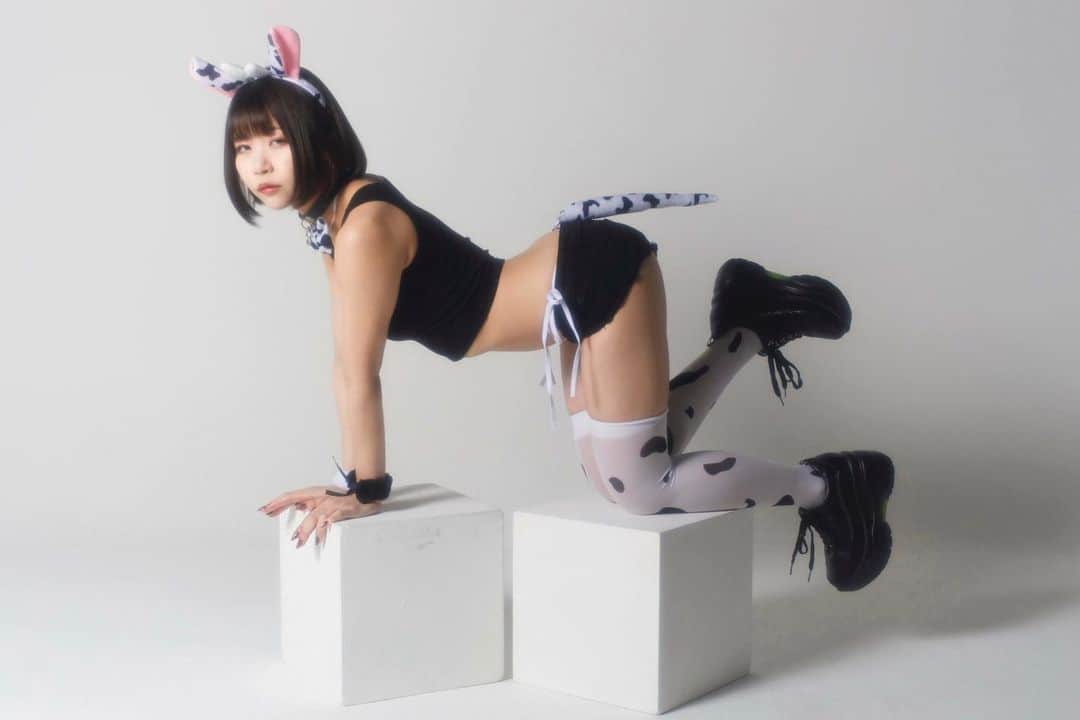 白波瀬ミキティ。のインスタグラム：「モモモ。牛。 . . . . #グラビアモデル  #グラビアアイドル  #牛柄  #牛コスプレ #白ホリ #セクシー #tokyo  #streetfashion  #photography  #portraitphotography #streetphotography #edscvr_moodjapantrip #visualsoflife #impressio_shots #good_portraits_worldxploretocrate #shootermag #pursuitofportraits #ootd #dscvr_mood #jp_portrait部 #東京カメラ部 #igersjp #ポートレート #被写体 #お洒落さんと繋がりたい #model #ポートレートモデル #写真好きな人と繋がりたい」
