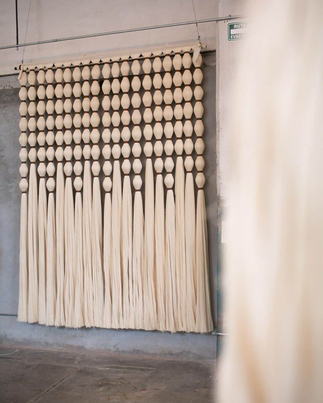 オバッキさんのインスタグラム写真 - (オバッキInstagram)「INSPIRED BY NATURE’S RAWNESS: INTRODUCING OUR HANDWOVEN WALL HANGINGS   Made by a female-led collective of weavers from Querétaro Mexico, our collection of wall hangings are an ode to the rawness and shapes present in the local biodiverse terrains.   Created from scraps of raw, organic cotton and fibres from the Sansevieria plant, these pieces are truly the height of sustainable art.   Handwoven. Made-to-order. Working with and from nature. Discover our new collection via link in profile.        #slowdesign #theworldofinteriors #designwithpurpose #artisanmade #mexicodesign #wallhangingdecor #handcrafted #designboom #designmilk」1月5日 9時33分 - obakki