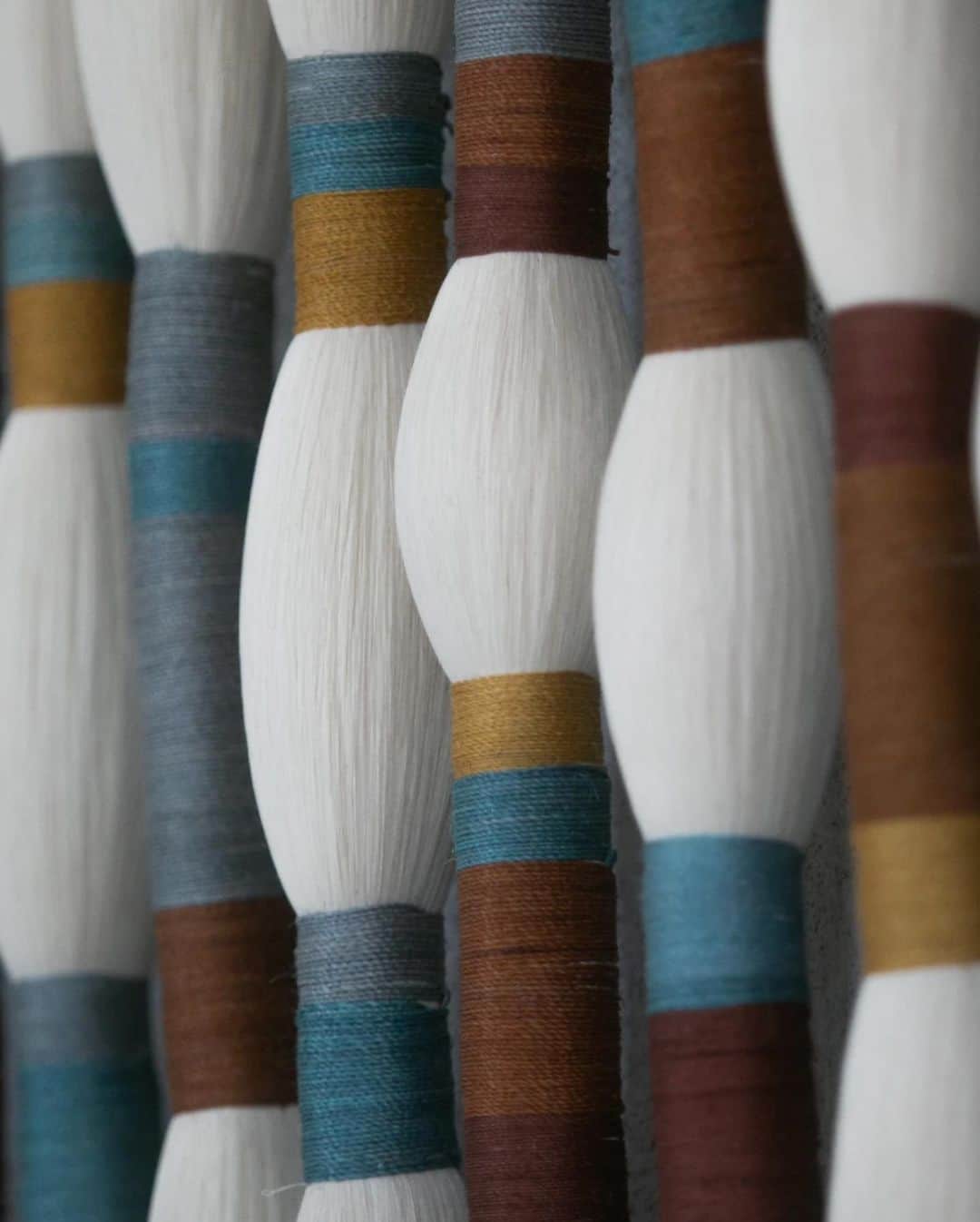 オバッキさんのインスタグラム写真 - (オバッキInstagram)「INSPIRED BY NATURE’S RAWNESS: INTRODUCING OUR HANDWOVEN WALL HANGINGS   Made by a female-led collective of weavers from Querétaro Mexico, our collection of wall hangings are an ode to the rawness and shapes present in the local biodiverse terrains.   Created from scraps of raw, organic cotton and fibres from the Sansevieria plant, these pieces are truly the height of sustainable art.   Handwoven. Made-to-order. Working with and from nature. Discover our new collection via link in profile.        #slowdesign #theworldofinteriors #designwithpurpose #artisanmade #mexicodesign #wallhangingdecor #handcrafted #designboom #designmilk」1月5日 9時33分 - obakki