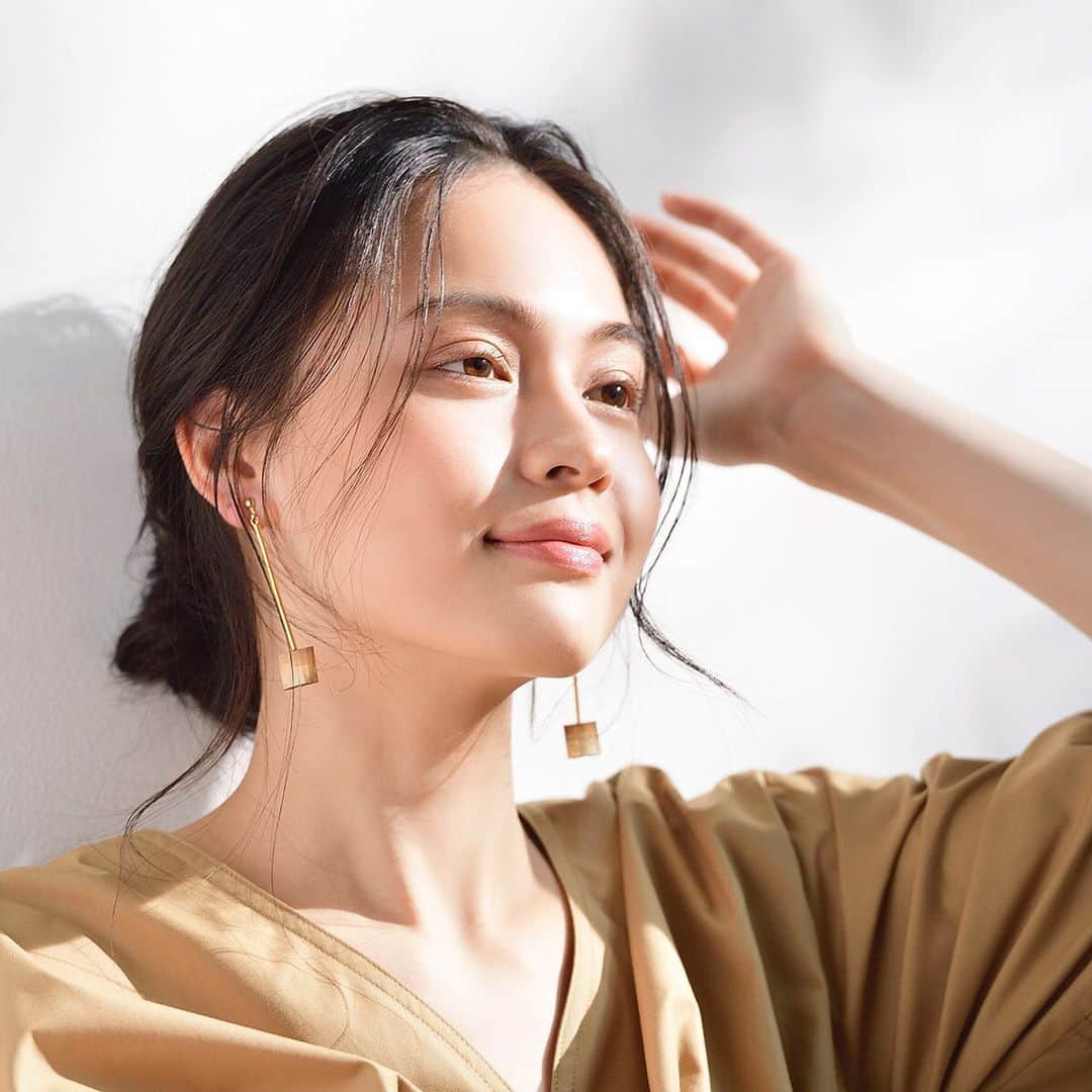 フォードヘア化粧品のインスタグラム：「あけましておめでとうございます。 2021 年、ミアンビューティーは、２年目を迎えました。 . 人にも環境にもやさしく、あなたらしい美しさを輝かせるお手伝いをいたします。 . 本年もよろしくお願いいたします。 . . #フォードヘア化粧品はミアンビューティーへ #MIANBEAUTY #ミアンビューティー #やさしくわたしらしく #三口産業 #美容室専品 #ヘアサロン #美容室 #美容師 #プロフェッショナル #美容 #謹賀新年 #ヘアケア #ヘア カラー #パーマ #スタイリング #スキンケア」