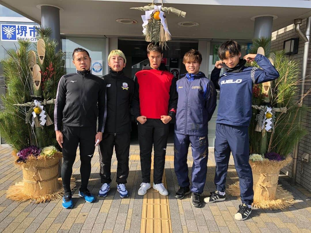 マキヒカさんのインスタグラム写真 - (マキヒカInstagram)「. J-GREEN堺 様あけましておめでとうございます💚⚽️ 今年も皆でたくさん利用しようね！ 実はこの中にJリーガーが隠れているよ🧡だーれだ⁉️ . #田中パウロ淳一  #チンパンジー #松本山雅 #板野友美 #チームMAKIHIKA #jgreen堺　@j_green_sakai_official」1月5日 9時36分 - makihika_youtube