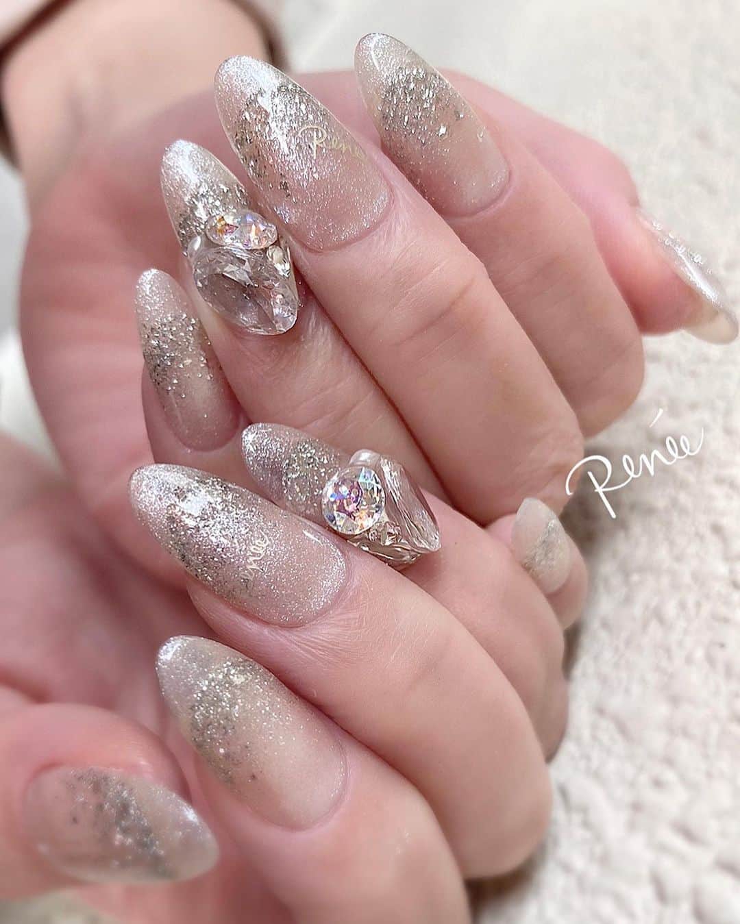 ネイルサロンレネのインスタグラム：「.﻿ design▶︎▶︎ 川崎 @renee_mai.213 ﻿ ﻿ ﻿ あけましておめでとうございます🎍✨﻿ 2021年もよろしくお願いします☺︎﻿ ﻿ ﻿ アプレ長さだし10本✨﻿ 透け感パール☺︎﻿ ﻿ 自爪のような馴染みで﻿ 強度もある❤︎❤︎﻿ ﻿ @apresnailjapan ﻿ @apresnailofficial ﻿ ﻿ カラージェルは﻿ @spacenail_fleurir  s06番☺︎﻿ ﻿ 白のキラキラオーダーで✨﻿ Renéeロゴシールもひそんでます💞﻿ ﻿ ﻿ nailsalon Renée®︎﻿ ￣￣￣￣￣￣￣￣﻿ TV.メディア出演﻿ スタッフ全員資格保持者﻿ カラー300種類以上﻿ パーツ1000種類以上﻿ 雑誌掲載デザイン多数﻿ ﻿ ﻿ ﻿ ▫︎Renée梅田本店﻿ 【open-close】10:00〜21:00﻿ 【定休日】不定休﻿ 【add】大阪市北区堂山町15-23-908﻿ ﻿ ▫︎Renée les deux梅田店﻿ 【open-close】10:00〜21:00﻿ 【定休日】不定休﻿ 【add】大阪市北区堂山町15-23-1003﻿ ﻿ ▫︎Renée by Beauland Ashiya芦屋店﻿ 【open-close】10:00〜21:00﻿ 【定休日】不定休﻿ 【add】芦屋市業平町6-11 Ashiya grotto 302﻿ ﻿ ﻿ ﻿ ﻿ ▶︎▶︎▶︎初回クーポンご利用頂けます﻿ ￣￣￣￣￣￣￣￣￣￣￣￣￣￣￣￣﻿ ご予約はプロフィールTOPのリンク内﻿ URLをご利用下さい。﻿ ﻿ ﻿ ﻿ メニューに迷った方やご相談は…﻿ ﻿ 　　🤍Renée公式LINE🤍﻿ ─────────────﻿  【@bos7903t】←※@から入力🔍﻿ ﻿ ﻿ ﻿ ﻿ ﻿ #nail#nails#gelnails#nailart#ネイル#ジェルネイル#美甲#네일#젤네일#nailsalonrenee#ネイルサロンレネ﻿ #大阪ネイルサロン#梅田ネイルサロン#芦屋ネイルサロン#ビジューネイル#おしゃれネイル#お洒落ネイル#シンプルネイル#きれいめネイル#大人ネイル#上品ネイル#ナチュラルネイル#ヌーディネイル#クリアネイル#ラメネイル#キラキラネイル ﻿」