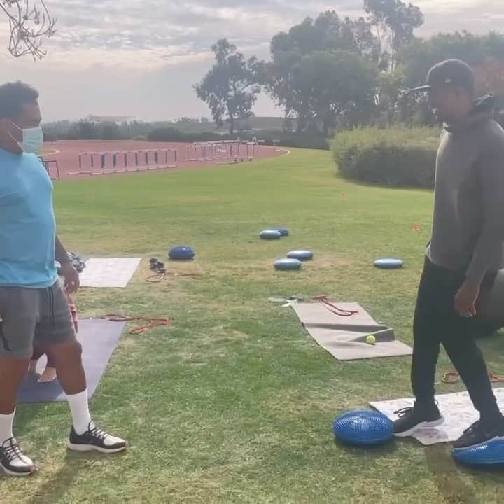 レックス・ジレットのインスタグラム：「The balance is aiiight but the hand-ear coordination is insane @jeremyfhj! 🎥 @tobi2seriouss #LongJump #Athlete #TeamUSA #TeamPanasonic #TeamIntel #Paralympics #ParalympicGames #Fly #Tokyo2020 #Work #TrackNation #TrackAndField #Inspiration #MotivationMonday」