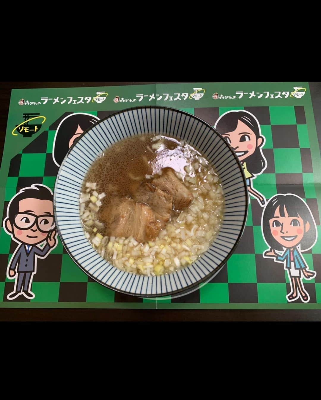 虎谷温子さんのインスタグラム写真 - (虎谷温子Instagram)「森ちゃんのラーメンフェスタ、2杯目は、きたかた食堂さんの「喜多方蔵出し醤油らーめん」です！こちらは、お勧め通りシンプルに、ねぎと玉ねぎのみじん切り、メンマで頂きました！チャーシューもとっても美味しく、スープもザ・しょうゆ！と言ったところでしょうか。醤油ラーメンが好きな方には間違いのない一杯だと思います🍜 背景が一杯目と同じなのは、ご容赦ください…💧 #ラーメンフェスタリモート #すまたん #ウマ顔コンテスト」1月5日 9時38分 - atsukotoraya.ytv