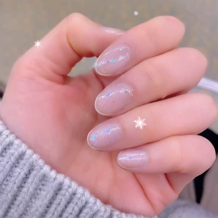 Erenaのインスタグラム：「💅オーロラネイル💅 shine from one's fingertips. 角度によって光り方が違うんだ♡ . #nail#aurora#selfnail#fashion#white#perl#ネイル#オーロラ#セルフネイル#ラメ#キラキラ#光り輝く指先へ#未来も光り輝きますように#オシャレ#ファッション」