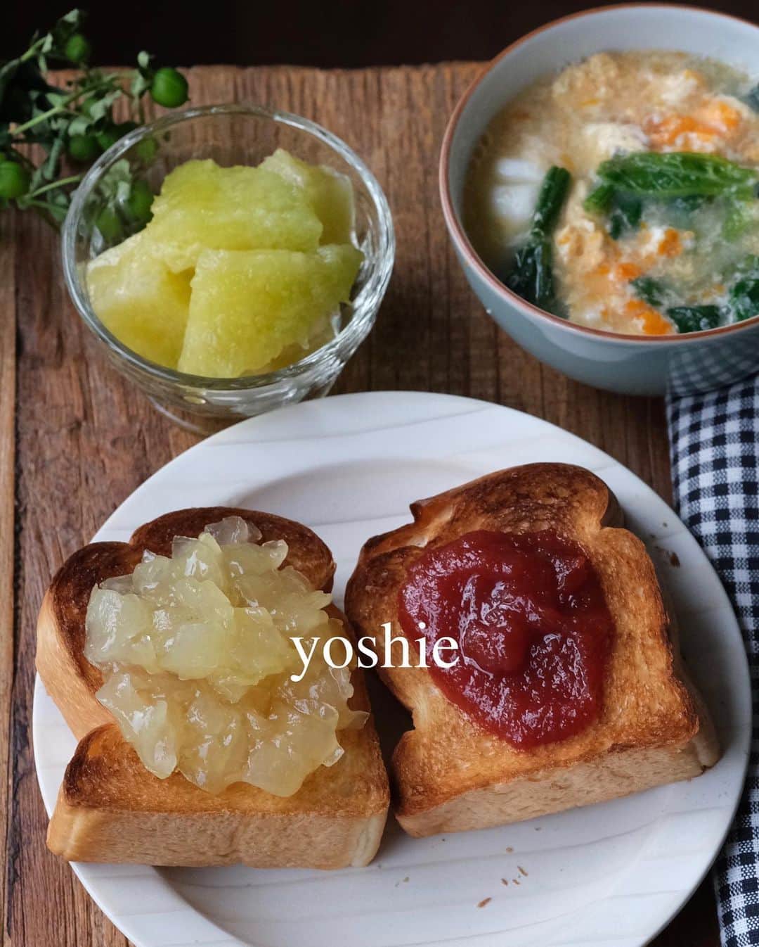 草間淑江さんのインスタグラム写真 - (草間淑江Instagram)「皆様おはようございます。  1月５日の朝は、りんごジャム＆にんじんジャムのせトースト、ほうれん草と卵の味噌スープ、メロン。  今朝は、ポワンエリーニュのレジェルテパンを焼いてその上にホテルオークラのりんごジャムと頂き物のにんじんジャムをのせました。  たまにジャムパン美味しいですよね。  メロンは母から。  今朝も感謝して  ごちそうさまでした。  今朝の東京どんよりな空模様ですが1日元気にまいりましょう。  #朝食#りんごジャムトースト#人参ジャムトースト#ホテルオークラジャム#頂き物#人参ジャム#ほうれん草と卵のスープ #メロン#母から#ありがとう#今朝も感謝して#ご馳走さまでした🙏」1月5日 9時51分 - yoshie_kusama