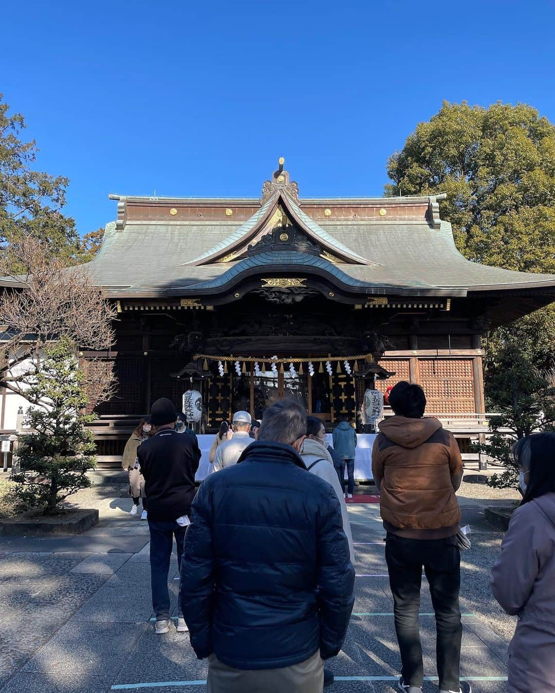 三浦辰施さんのインスタグラム写真 - (三浦辰施Instagram)「ガラガラの初詣。。。 緊急事態宣言か〜　いろんな意見があると思うのであまり多くは言いたくはないですが また、「ゴルフ練習場には人がこんなに」とかニュースで取り上げるんだろうなww （操作的に作る報道なんて何の役にも立たないよね）  今年のおみくじも昨年と同じ「大吉」でも今年のは昨年のとは内容が少し違うみたい。 今年も頭はコロナ禍に悩まされんのかな。。。 「本業ブレることなく我慢せぇ」と言われましても。。 我慢するくらいなら攻めたいので色々仕掛けます。 ですが年末にも年始にも書きましたように今年は「準備年」としていますので2022への作り上げをきちんとしていきたいなと年始そうそうですが思っとります。  しかしこのアルチビオのダウン暖ったかいよな〜♬♬  普段着用になってしまっとるwww  @tampro.golf_diet  @archivio.official_online  #初詣 #おみくじ #大吉  【#たむプロ】 【#三浦辰施】 【#PleasureGOLF市が尾】 【#インドアゴルフ】 【#シミュレーションゴルフ】 ・ 【#ゴルフコーチ】 【#ティーチングプロ】 ・ 【#ゴルフウェア】 【#アルチビオ】 【#archivio】 【#AzasGolf】 【#Bushnell】 【#YouTube】 ・ 【#タイガーウッズ】 【#松山英樹】 【#石川遼】 【#渋野日向子】 ・ 【#ゴルフ】 【#골프】 【#高尔夫】 【#golf】 ・ 【#ゴルフレッスン】 【#ゴルフスイング】 【#ゴルフ女子】 【#ゴルフ男子】 【#インスタゴルフ】 ・  【#ダイエッターさんと繋がりたい】」1月5日 10時00分 - tampro.golf_diet