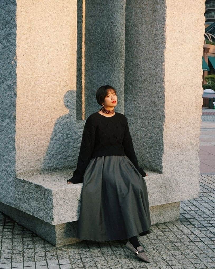 平アスカのインスタグラム：「ＯＯＴＤ. @lildor_official ペンタゴンワンピの上からニット🧶 さいきんよくつける ヴィンテージの @gucci のストールお気に入り。 . 今年もリルダールの販売情報公式LINE@でお知らせしますのでぜひご登録ください。 . 📷 @stevieees #outfit #ootd #lildor #リルダール #charleskeith #gucci」