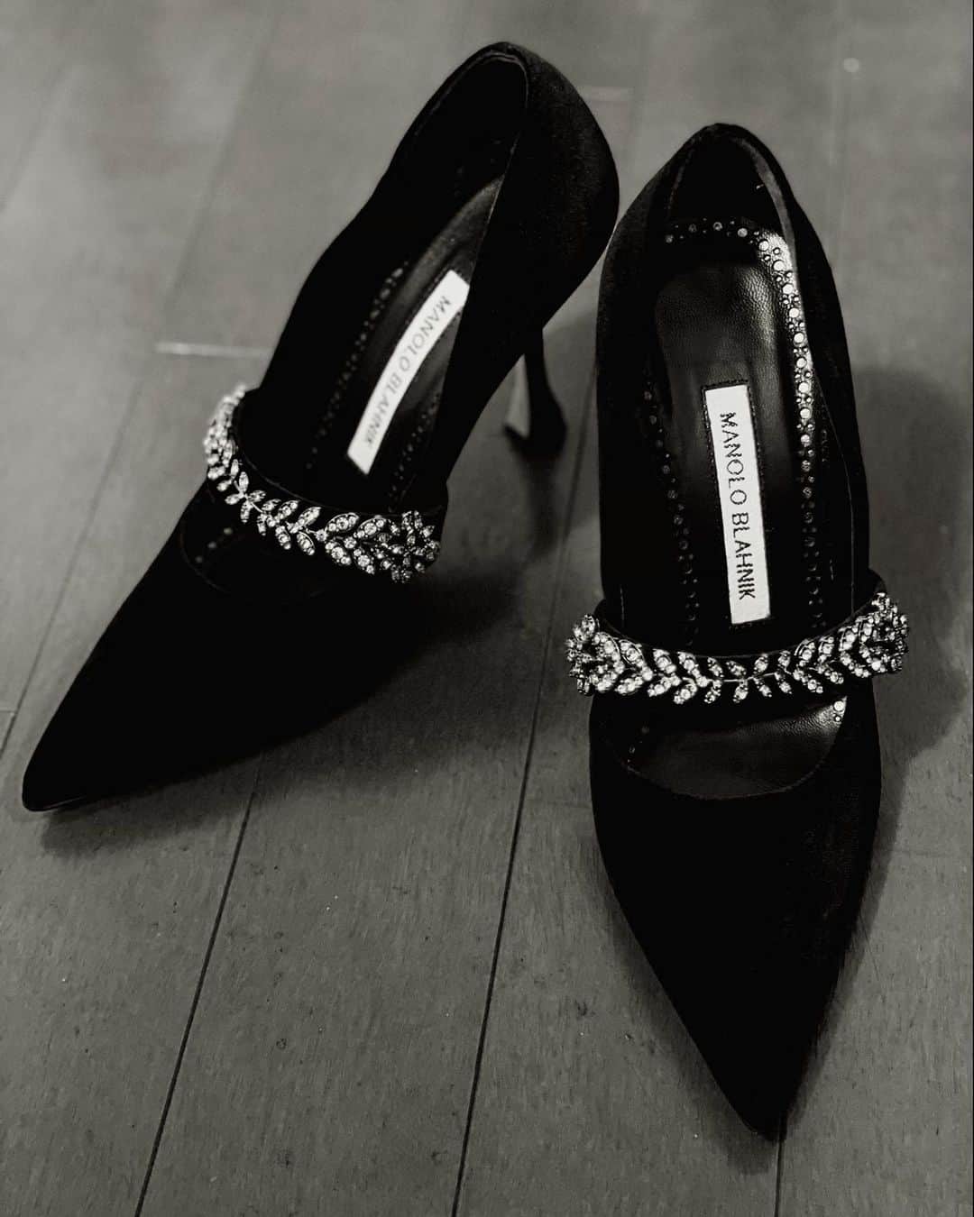一木みおのインスタグラム：「New shoes👠🤍  #shoes #shoestagram #manoloblahnik #マノロブラニク #パンプス #shopping #靴好きな人と繋がりたい #black #fashion #monochrome #photo #likeforlikes  #photooftheday #instagood #igers #가족여행 #여행스타그램 #お洒落さんと繋がりたい #sexy #followｍe #follow  #instalike #photooftheday #tuesday #outfit #blackshoes」