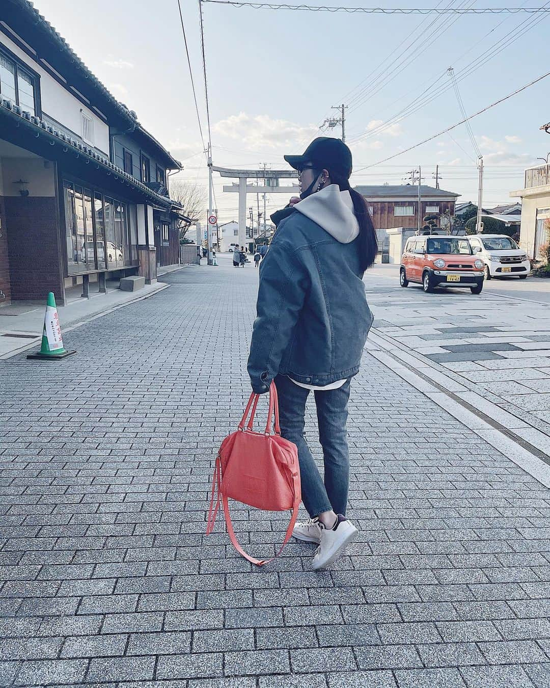 福井千佳さんのインスタグラム写真 - (福井千佳Instagram)「. . ✔︎ fashion . . . outer,denim @yanuk_official  cap @dholic_official  sneaker @stansmithonline  bag @seebychloe  parka @brownie_inc  . #革研究所東大阪店#大阪革修理#革製品修理#革ソファー修理#pr#fashion . 大学1回生のときに奮発して買った #seebychloe のバッグがお直しから戻ってきたー♡ . . 7年も経てば、だいぶ くすんで汚れてて。 思い出の品だったので大切にしたくて @higashiosaka521kawakenkyujyo さんに依頼しました。 (価格は¥15,000くらいだったかと) . 預ける前の見積もり、 郵送も可でとっても便利でした。 . . 綺麗なサーモンピンクに。 これからも使い続けます☺️♡ . #model#fashionmodel#모델#和装モデル#webモデル#関西モデル#東京モデル#partsmodel#フリーランス#freelance#福井千佳#chika_fukui#インフルエンサー#beauty#followme#style#おしゃれさんと繋がりたい#picoftheday#japan#いいね返し#패션#좋아요#좋아요반사」1月5日 10時08分 - chika291