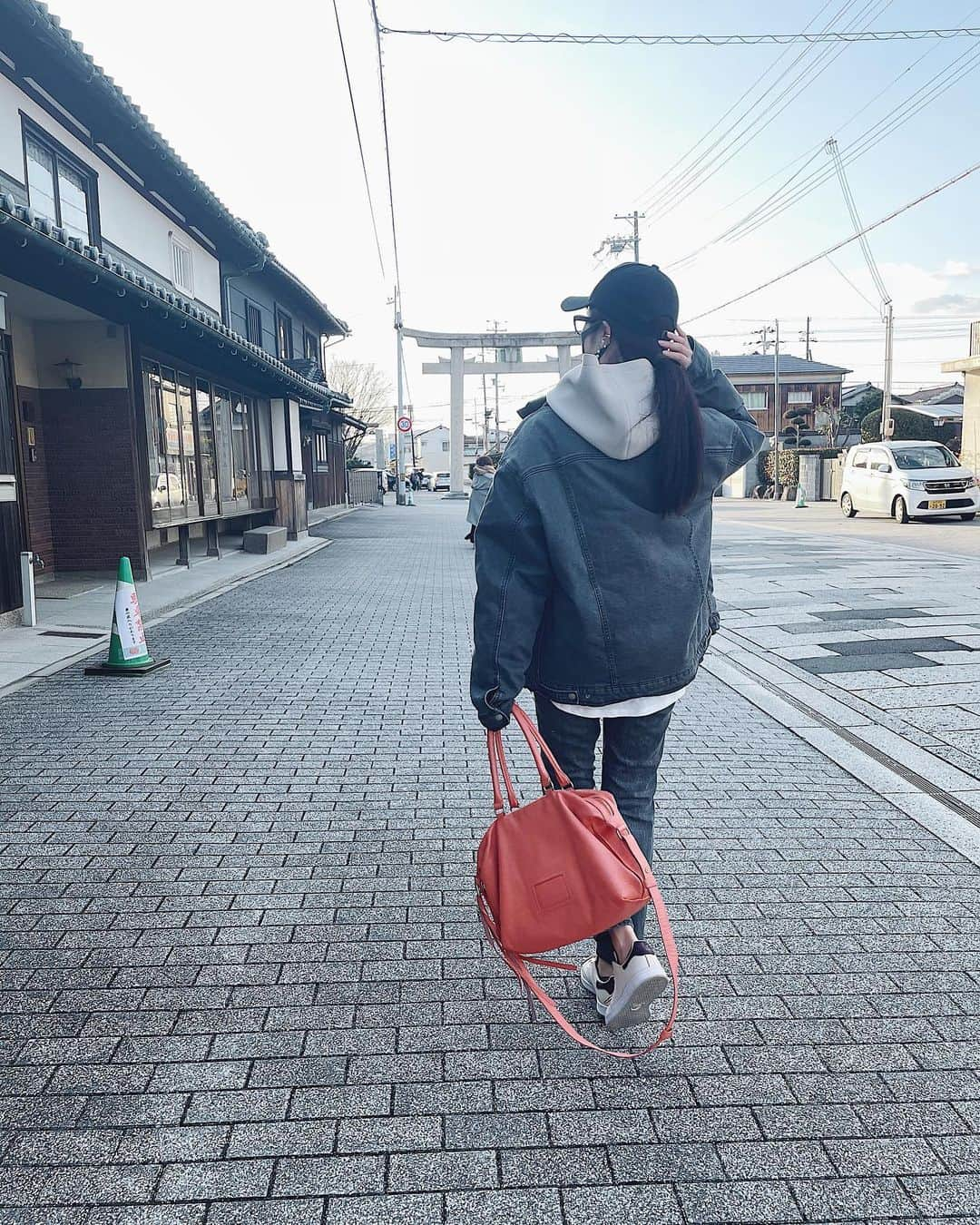 福井千佳さんのインスタグラム写真 - (福井千佳Instagram)「. . ✔︎ fashion . . . outer,denim @yanuk_official  cap @dholic_official  sneaker @stansmithonline  bag @seebychloe  parka @brownie_inc  . #革研究所東大阪店#大阪革修理#革製品修理#革ソファー修理#pr#fashion . 大学1回生のときに奮発して買った #seebychloe のバッグがお直しから戻ってきたー♡ . . 7年も経てば、だいぶ くすんで汚れてて。 思い出の品だったので大切にしたくて @higashiosaka521kawakenkyujyo さんに依頼しました。 (価格は¥15,000くらいだったかと) . 預ける前の見積もり、 郵送も可でとっても便利でした。 . . 綺麗なサーモンピンクに。 これからも使い続けます☺️♡ . #model#fashionmodel#모델#和装モデル#webモデル#関西モデル#東京モデル#partsmodel#フリーランス#freelance#福井千佳#chika_fukui#インフルエンサー#beauty#followme#style#おしゃれさんと繋がりたい#picoftheday#japan#いいね返し#패션#좋아요#좋아요반사」1月5日 10時08分 - chika291