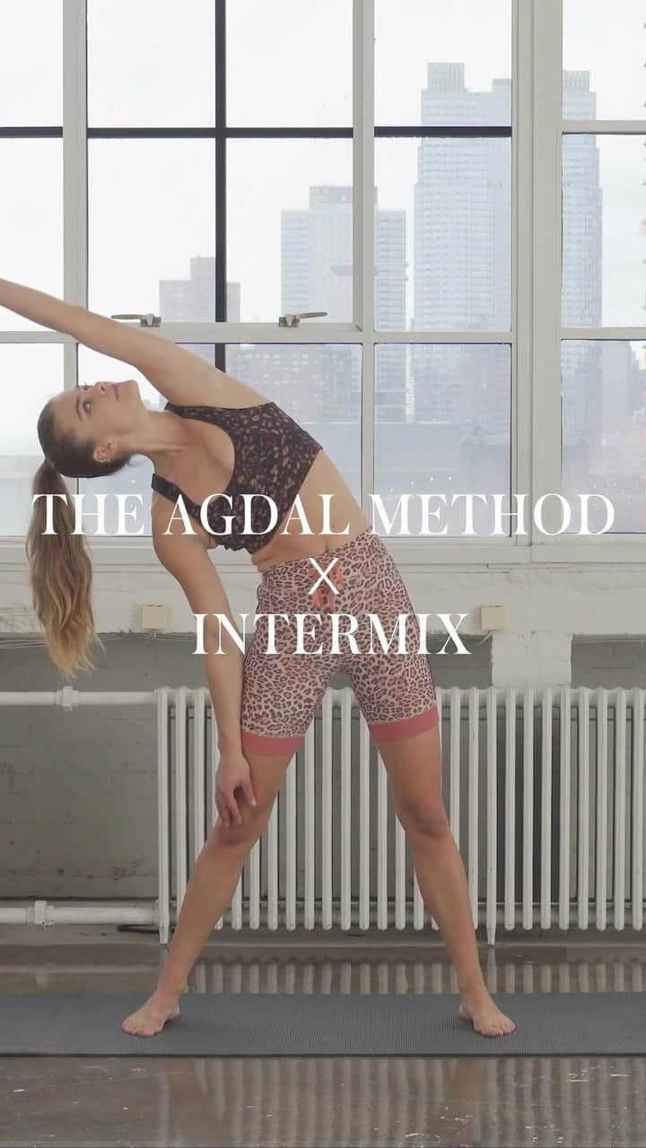 ニーナ・アグダルのインスタグラム：「Join me in kicking off 2021 in style. I'm here with Intermix to help you get motivated. 💕💪 #styleinaction」