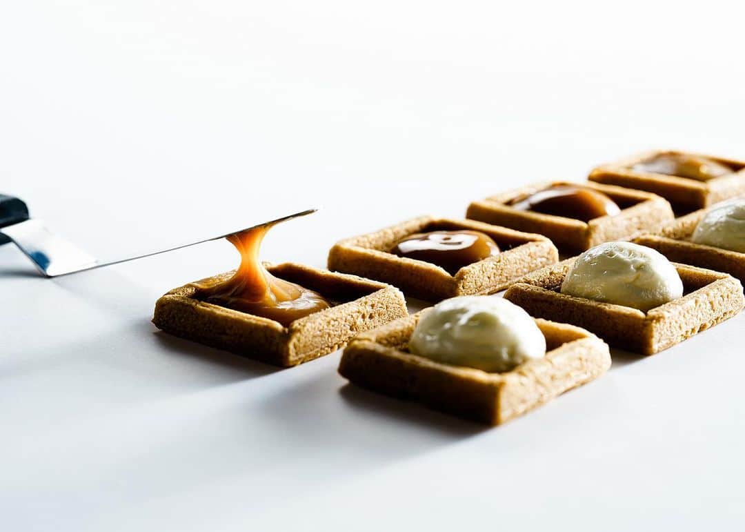 のインスタグラム：「まっすぐ作る、まっすぐ伝わる。  2021年、PRESS BUTTER SANDは ブランド誕生から4年目に入ります。  より良い材料を使い、 しっかり手間をかけて、 これからも美味しいお菓子を まっすぐに追求し続けます。  2021年もみなさまの日常の中で ホッとひと息つく時間の相棒に。 大切な方への気持ちを まっすぐ伝えるギフトに。  PRESS BUTTER SANDが たくさんの嬉しい時間を お届けできることを願っています。  2021年が、みなさまにとって 穏やかで素敵な1年となりますように。  本年も、どうぞよろしくお願いいたします。  ------------- . . #プレスバターサンド #pressbuttersand #バターサンド #手土産 #お土産 #おみやげ #プレゼント #ギフト #お菓子 #スイーツ ﻿ #ご褒美スイーツ﻿ #おうちスイーツ #おうちおやつ #おやつ #tokyosweets  #箱菓子倶楽部 #2021 #HappyNewYear」