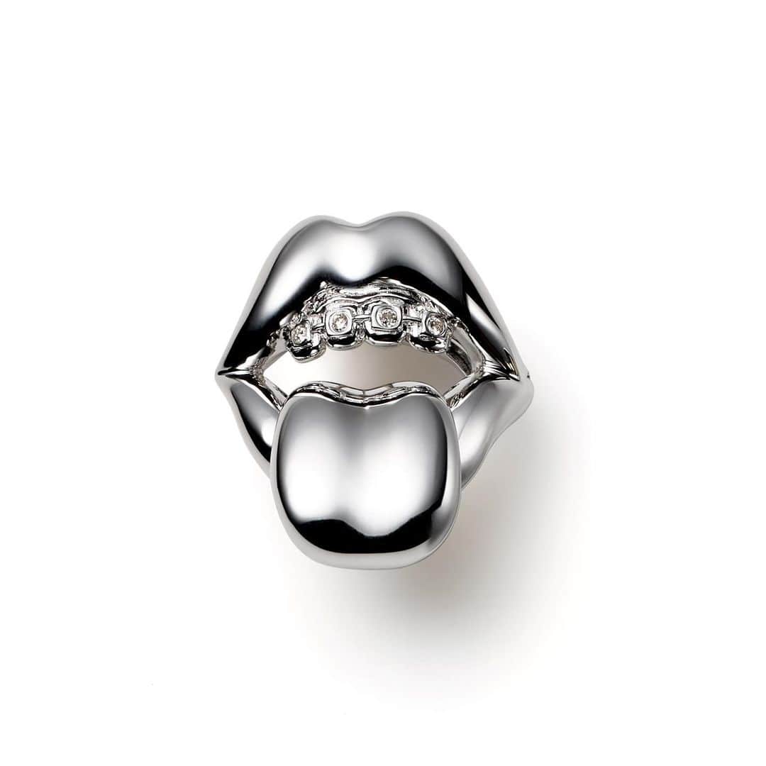 ジャスティンデイビスのインスタグラム：「“FUNPLEX” Ring & Pierce  ⠀  ダイヤモンドを留めた⻭列矯正が印象的なファンプレックスリング。 サイコティックな世界観を表現するリップデザイン。 ⠀ #justindavis  #ジャスティンデイビス」