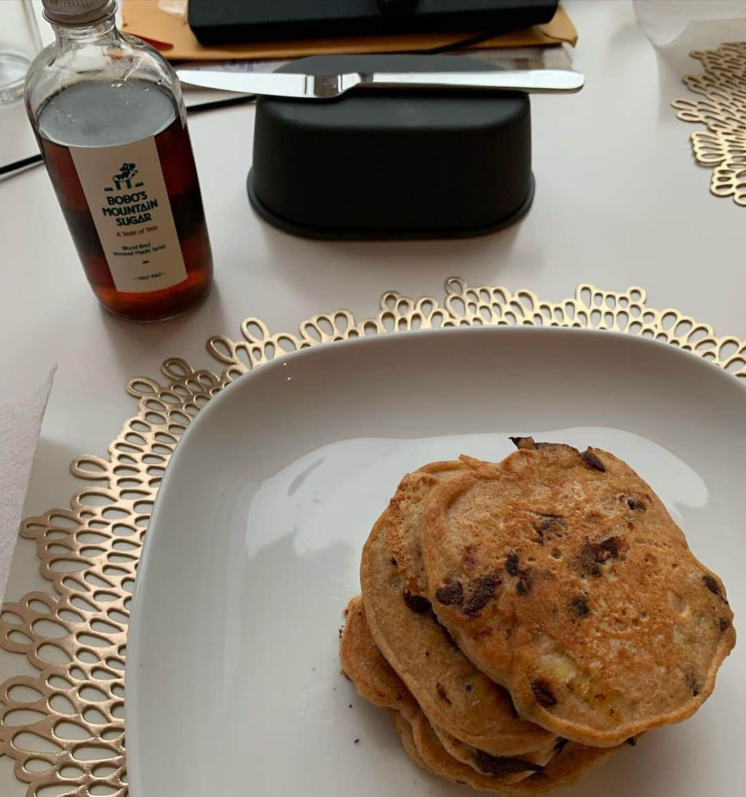 ベラミー・ヤングさんのインスタグラム写真 - (ベラミー・ヤングInstagram)「I made these! 🥞🎉 And they were YUMMY! You know I don't really cook, but @pedrosegundoofficial deserved a little something special after the #NewYearsEve meal he made us. 🥰 Hope your day got off to a great start too! Sending you love & #vegan banana chocolate chip #pancakes ! ❤️💗❤️」1月5日 10時24分 - bellamyyoung