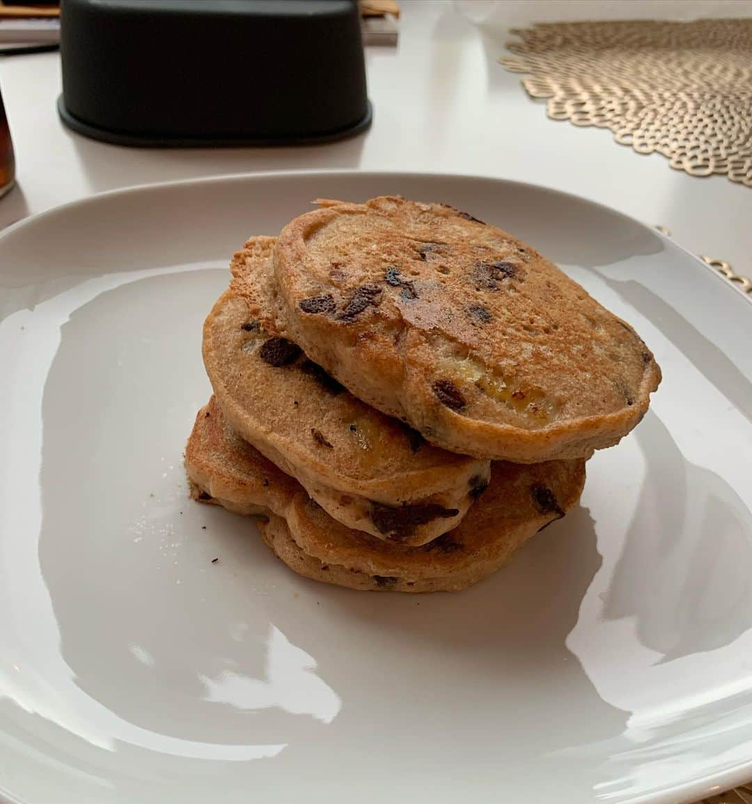 ベラミー・ヤングさんのインスタグラム写真 - (ベラミー・ヤングInstagram)「I made these! 🥞🎉 And they were YUMMY! You know I don't really cook, but @pedrosegundoofficial deserved a little something special after the #NewYearsEve meal he made us. 🥰 Hope your day got off to a great start too! Sending you love & #vegan banana chocolate chip #pancakes ! ❤️💗❤️」1月5日 10時24分 - bellamyyoung