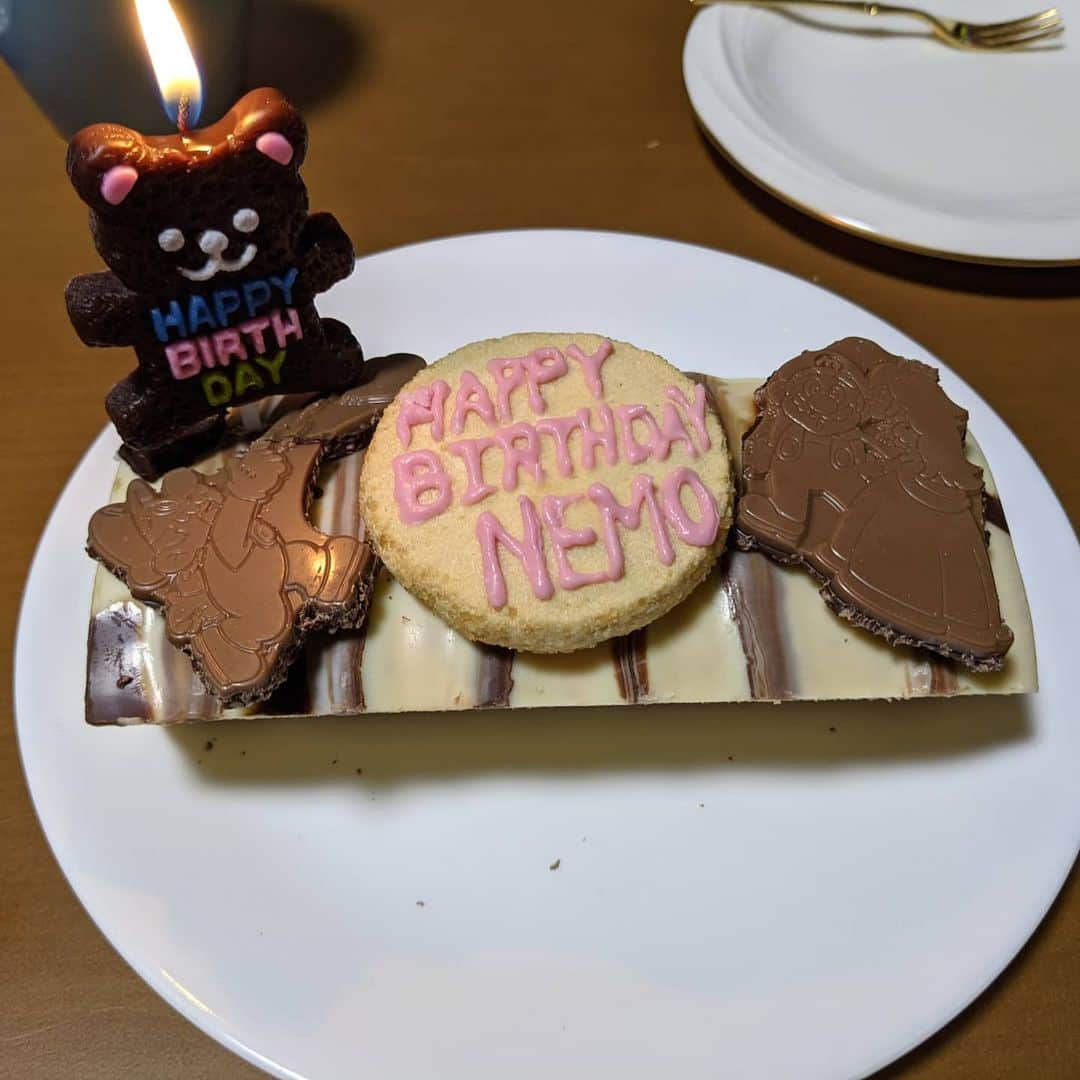 ネモのインスタグラム：「誕生日を迎え、36歳になりました 画像は甥っ子からのプレゼントでケーキとMARVEL充電器！  センスいい🤣」