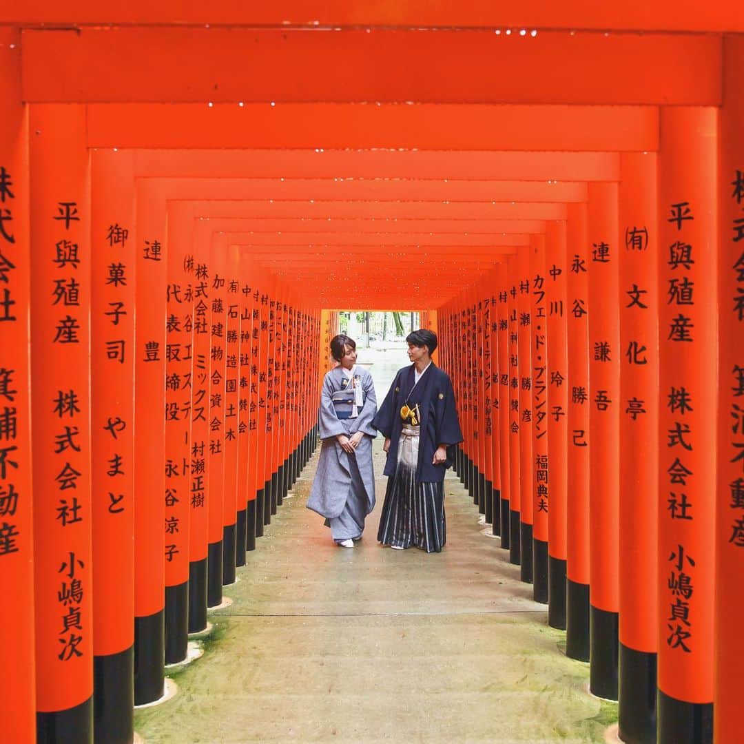 CLAIREのインスタグラム：「朱の鳥居は、日本らしいロケーションスポットです⛩和装とのコントラストもgood✨ ・ @clairebridalstudio」
