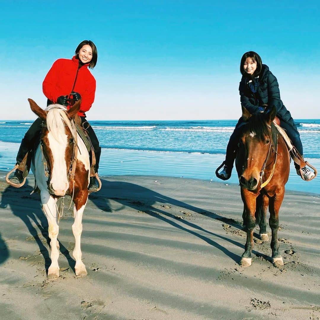 入来茉里さんのインスタグラム写真 - (入来茉里Instagram)「同じホリプロの水崎綾女ちゃんと乗馬へ @misakiayame  海の景色と風の音を感じて 無言になっていた瞬間 とても心地良かった…☺️ 馬の背中から伝わる動きに体を委ねるだけの時間。 ・ 2021年 いい1年にしよう。 あやめちゃんありがと☺️ ・ #乗馬 #乗馬女子 #海 #海岸 #海好き #馬好き #2021 #新年」1月5日 10時46分 - iriki.mari_official